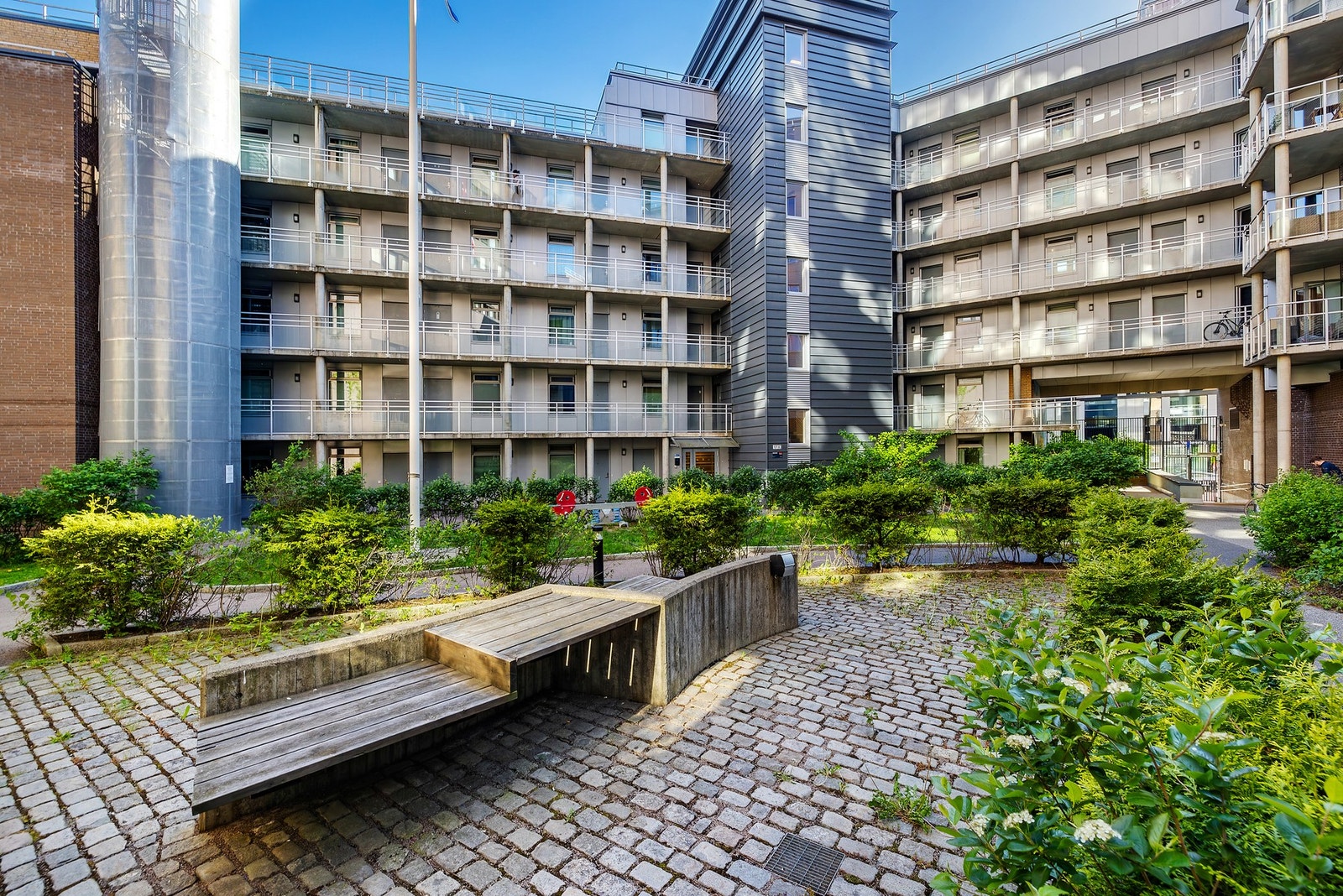 Leiligheten har tilgang til en sjarmerende og rolig bakgård. Galleribilde