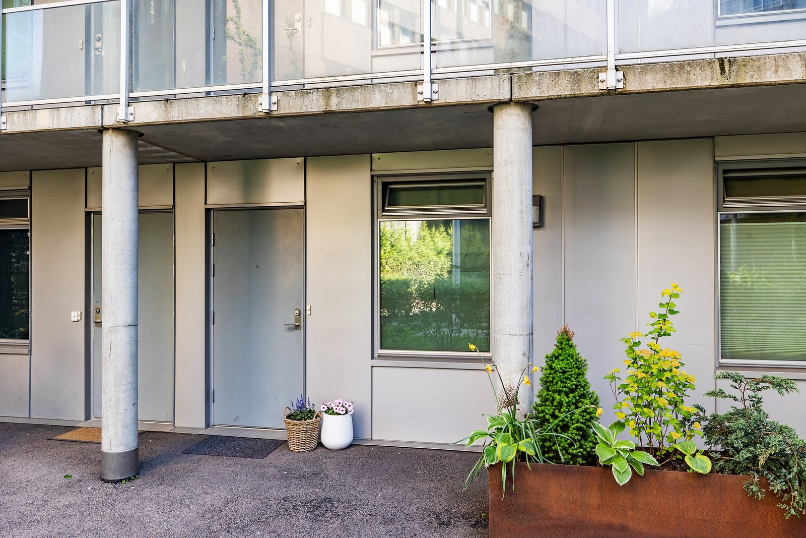 Leiligheten har egen, privat inngang som gir deg en praktisk og uforstyrret hverdag. Du slipper felles trapper og ganger, og kan nyte en mer skjermet tilværelse. Galleribilde