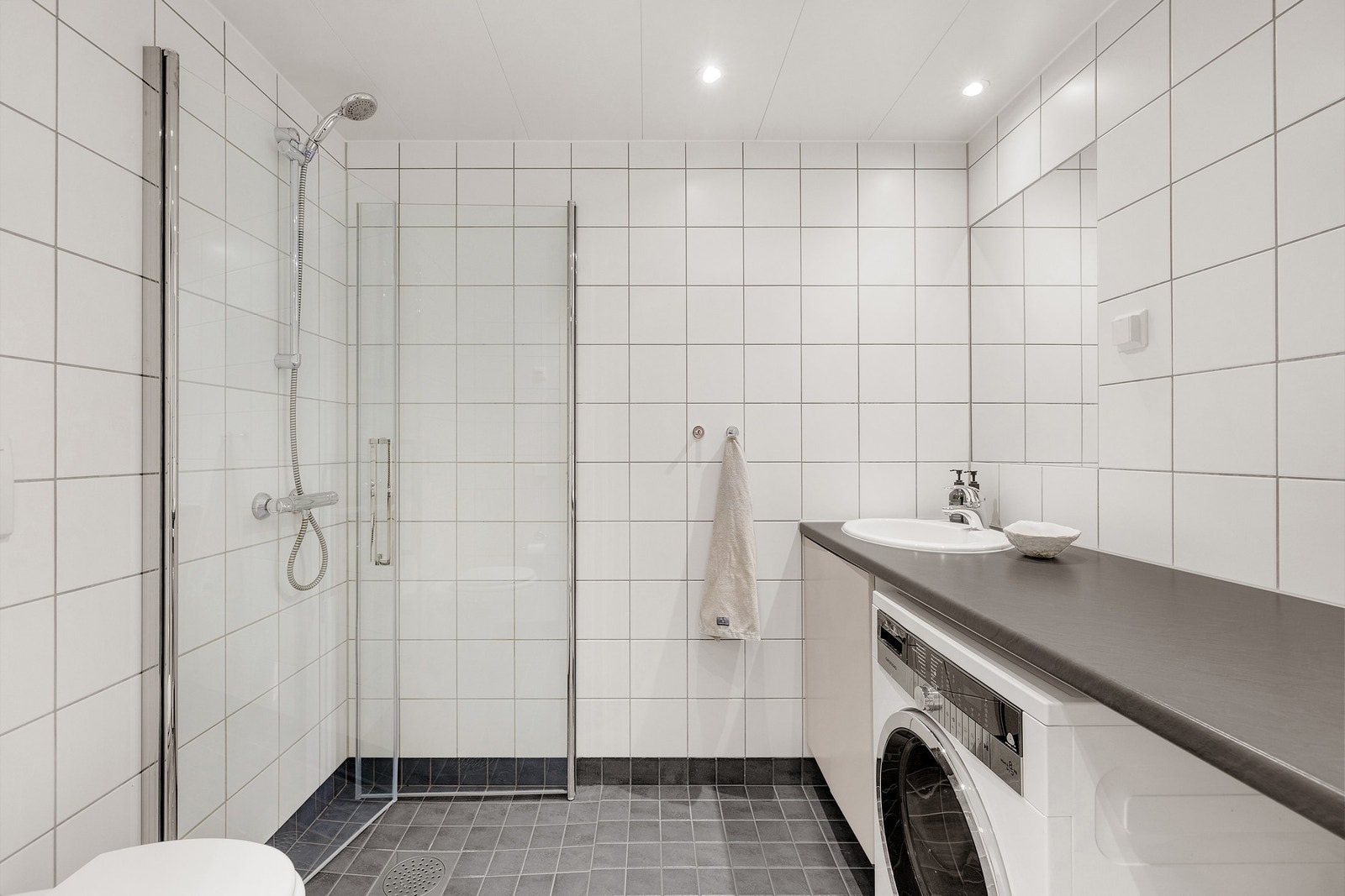 Pent bad med nye glassdører i dusjsonen. Galleribilde