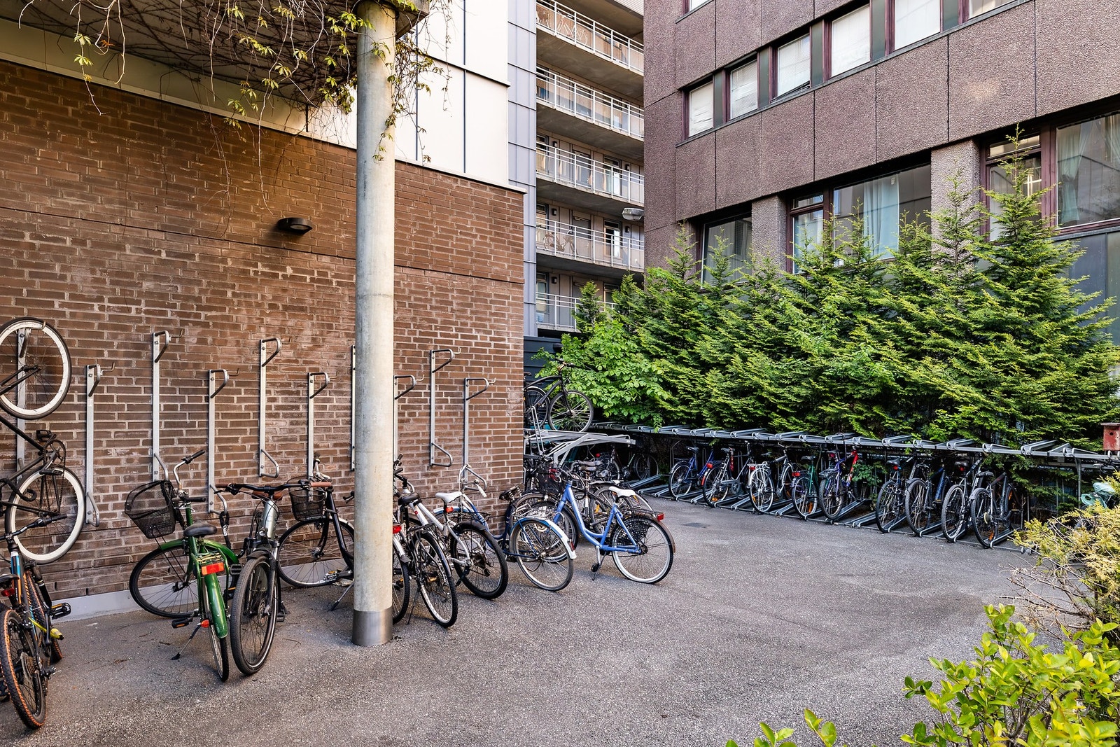 Er du en ekte sykkelentusiast? Da vil du elske den praktiske sykkelparkeringen i bakgården, perfekt for raske turer rundt nabolaget. Galleribilde