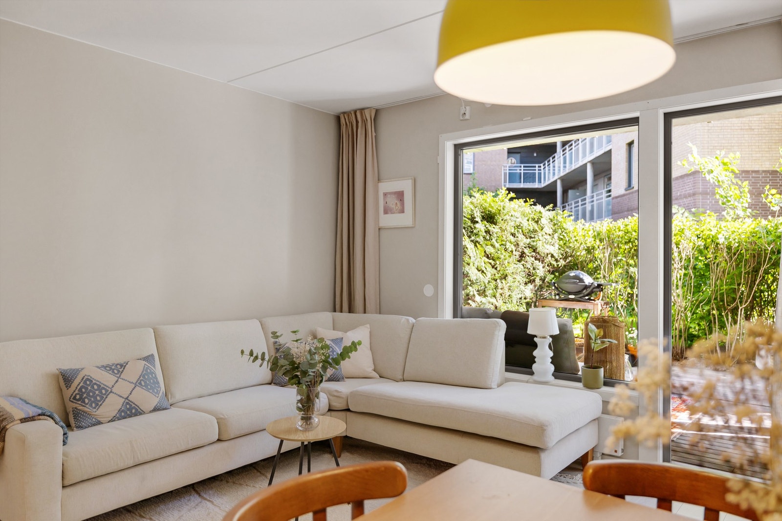 Her er det god plass til en hjørnesofa. Galleribilde