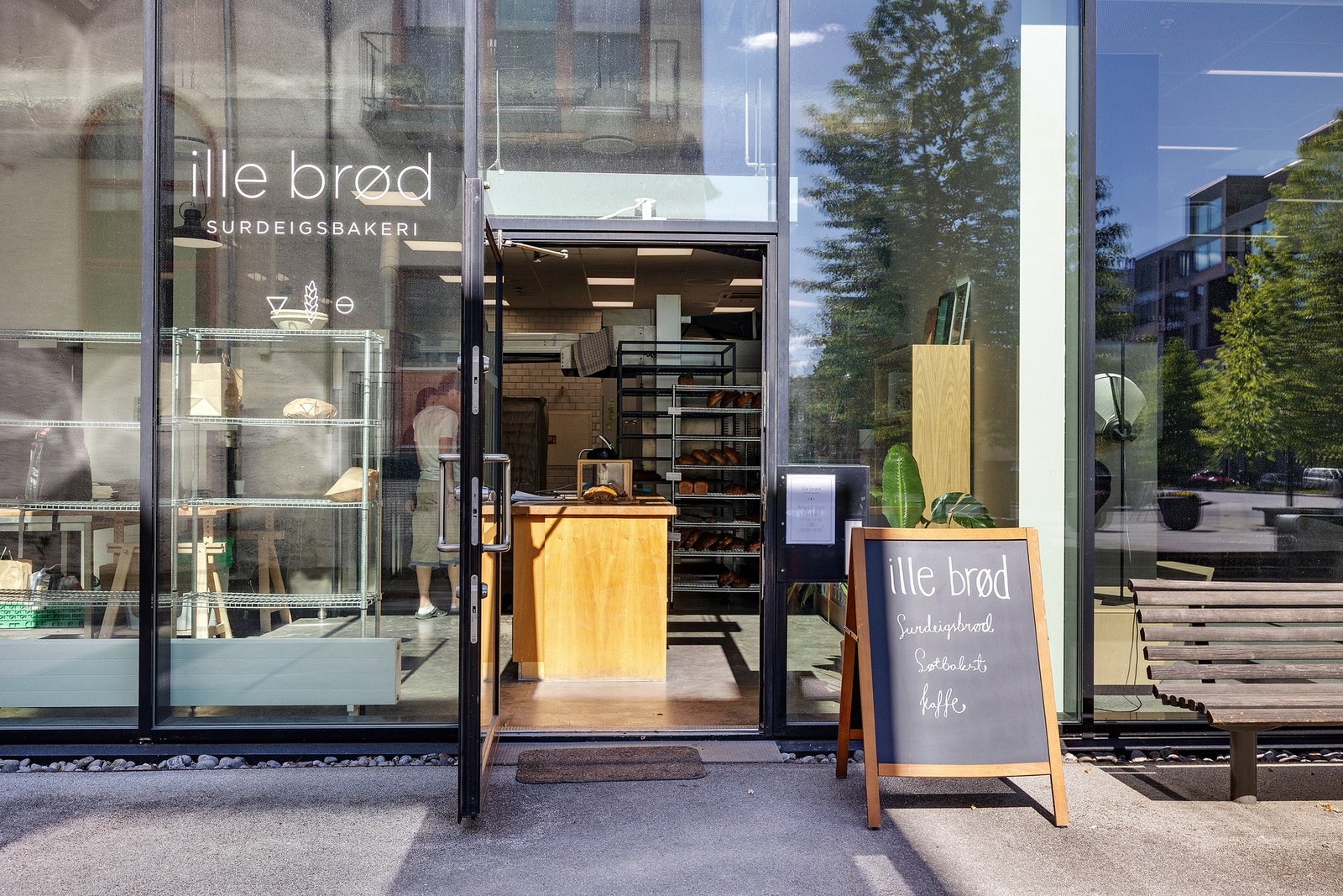 Er du i humør for fersk bakst og koselig atmosfære, er Lille Brød bare en kort spasertur unna. Galleribilde