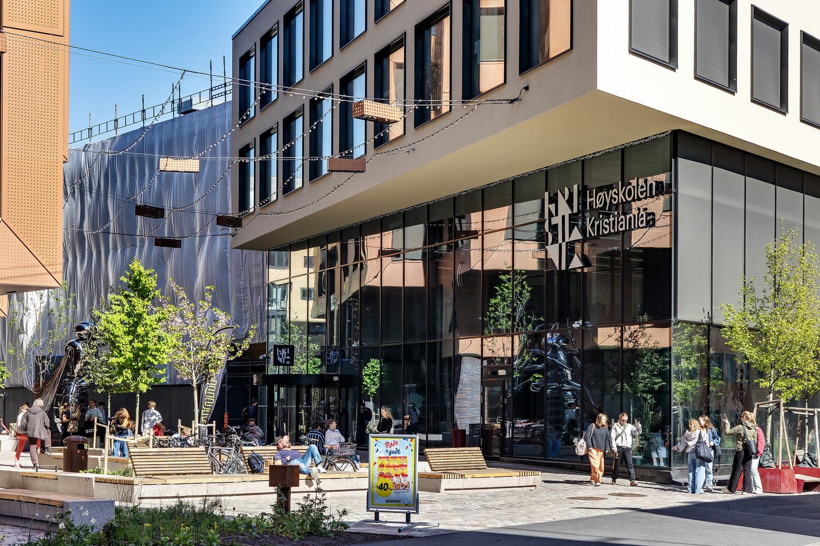 Leiligheten ligger i umiddelbar nærhet til Høyskolen Kristiania, noe som gjør den ideell for studenter eller profesjonelle som ønsker en praktisk og sentral bolig. Galleribilde