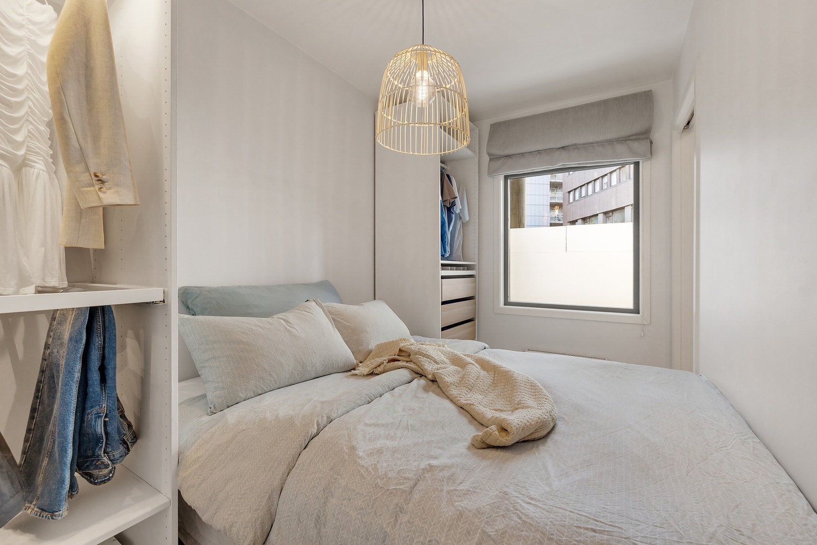 Denne løsningen gir ikke bare rikelig med lagringsplass, men også en lun og helhetlig følelse i rommet. Galleribilde