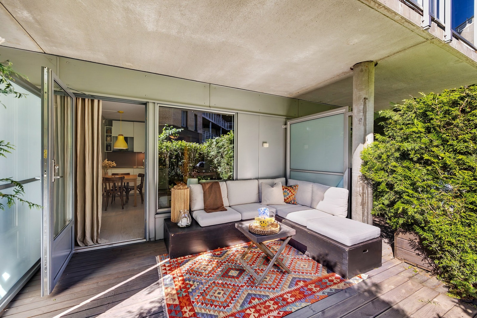 Her kan du nyte solen gjennom store deler av dagen, og slappe av i rolige omgivelser til tross for den urbane beliggenheten. Galleribilde