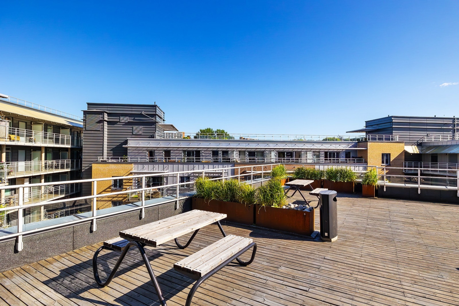 Som beboer i denne leiligheten får du tilgang til en flott takterrasse, et perfekt sted for å nyte solen, slappe av eller arrangere hyggelige sammenkomster med venner og familie. Galleribilde