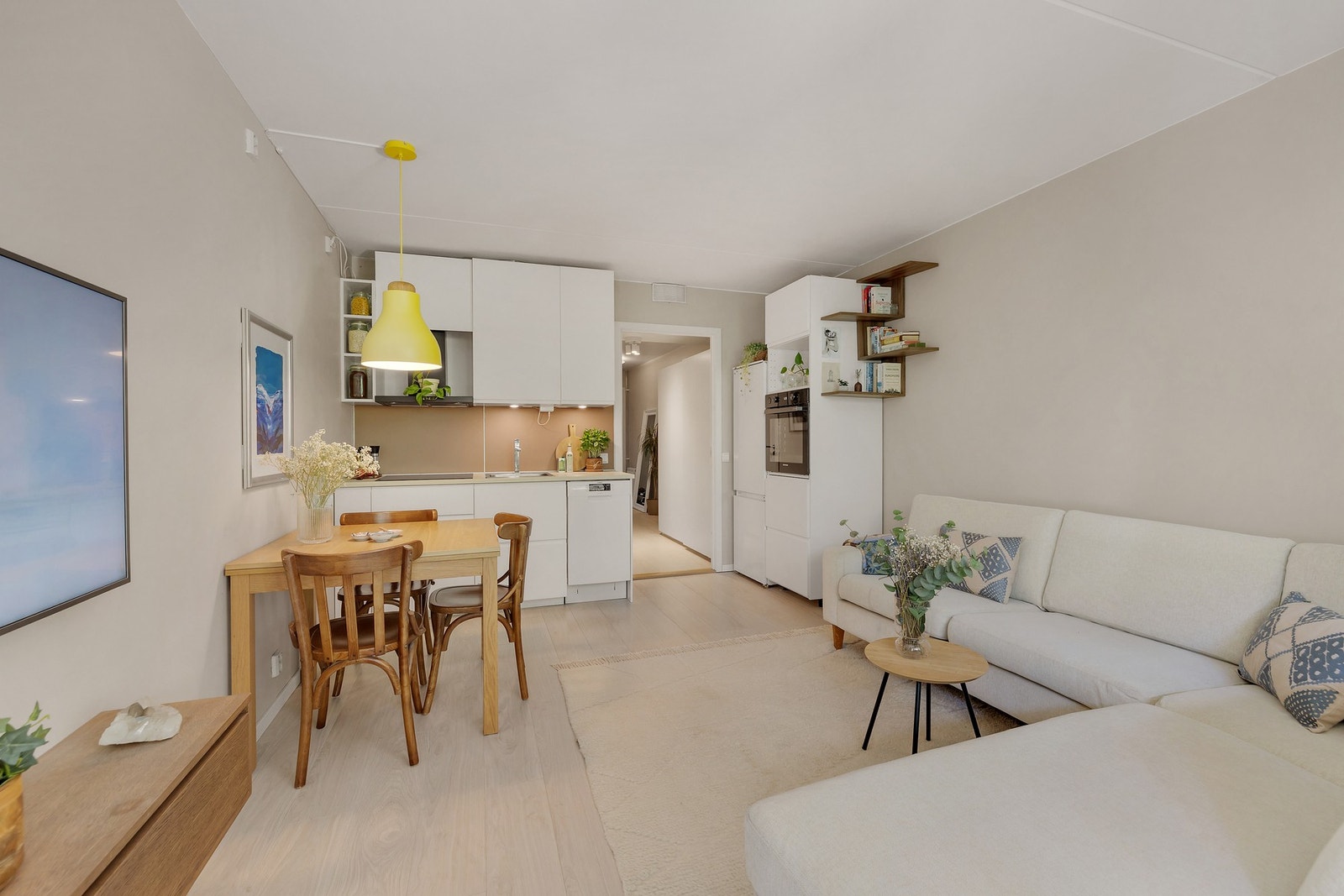 Den åpne stue- og kjøkkenløsningen utgjør hoveddelen av leiligheten. Galleribilde