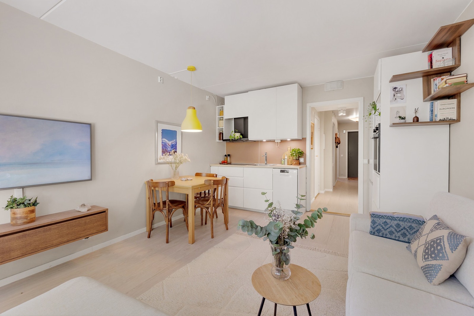 Kjøkken med innredning langs to vegger - utstyrt med alt av integrerte hvitevarer. Galleribilde