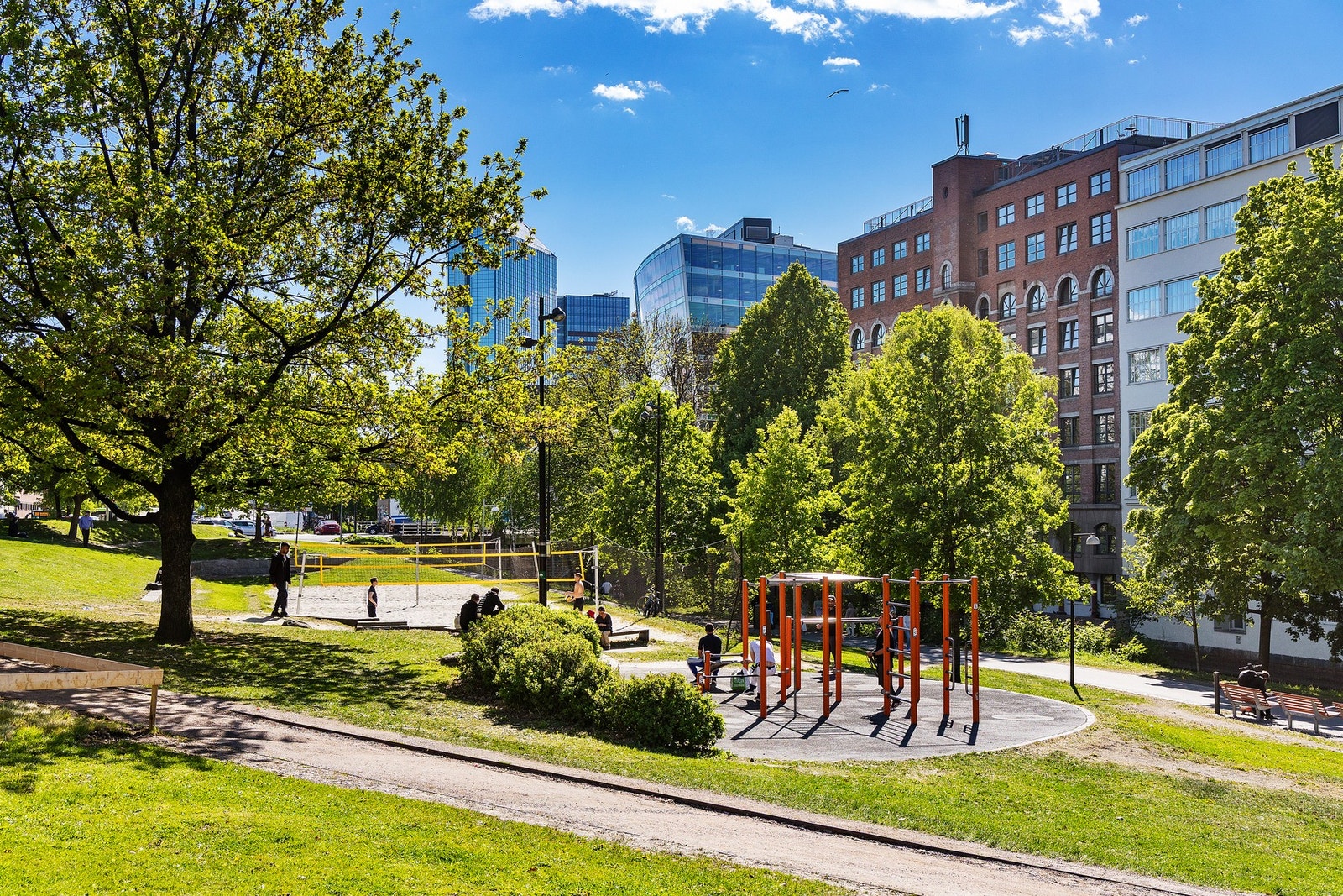 Fra leiligheten har du kort vei til de grønne og vakre parkområdene på nedre Grünerløkka. Her kan du ta en rolig spasertur langs elven, nyte piknik på gresset eller bare slappe av i solen. Galleribilde