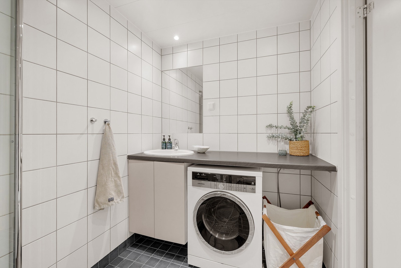 Her er det plass til både vaskemaskin og tørketrommel - alt du trenger på ett sted. Galleribilde