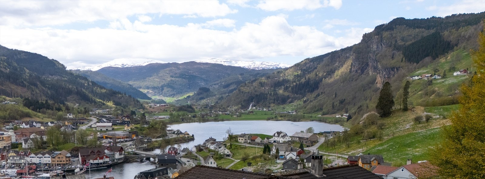 Eiendommen er nydelig plassert i rolige omgivelser på Norheim, med utsikt til frodig natur og majestetiske fjell. Galleribilde