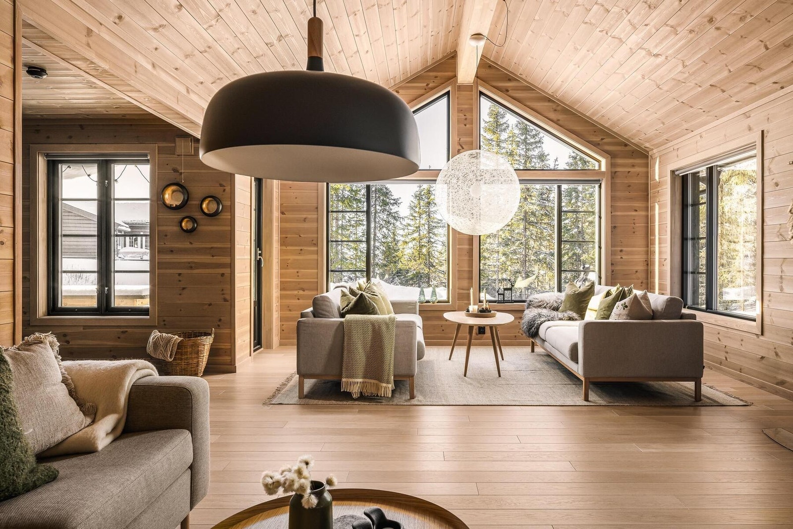 Store vindusflater slipper lyset og naturen inn! Foto fra en oppsatt Storeble panorama Galleribilde