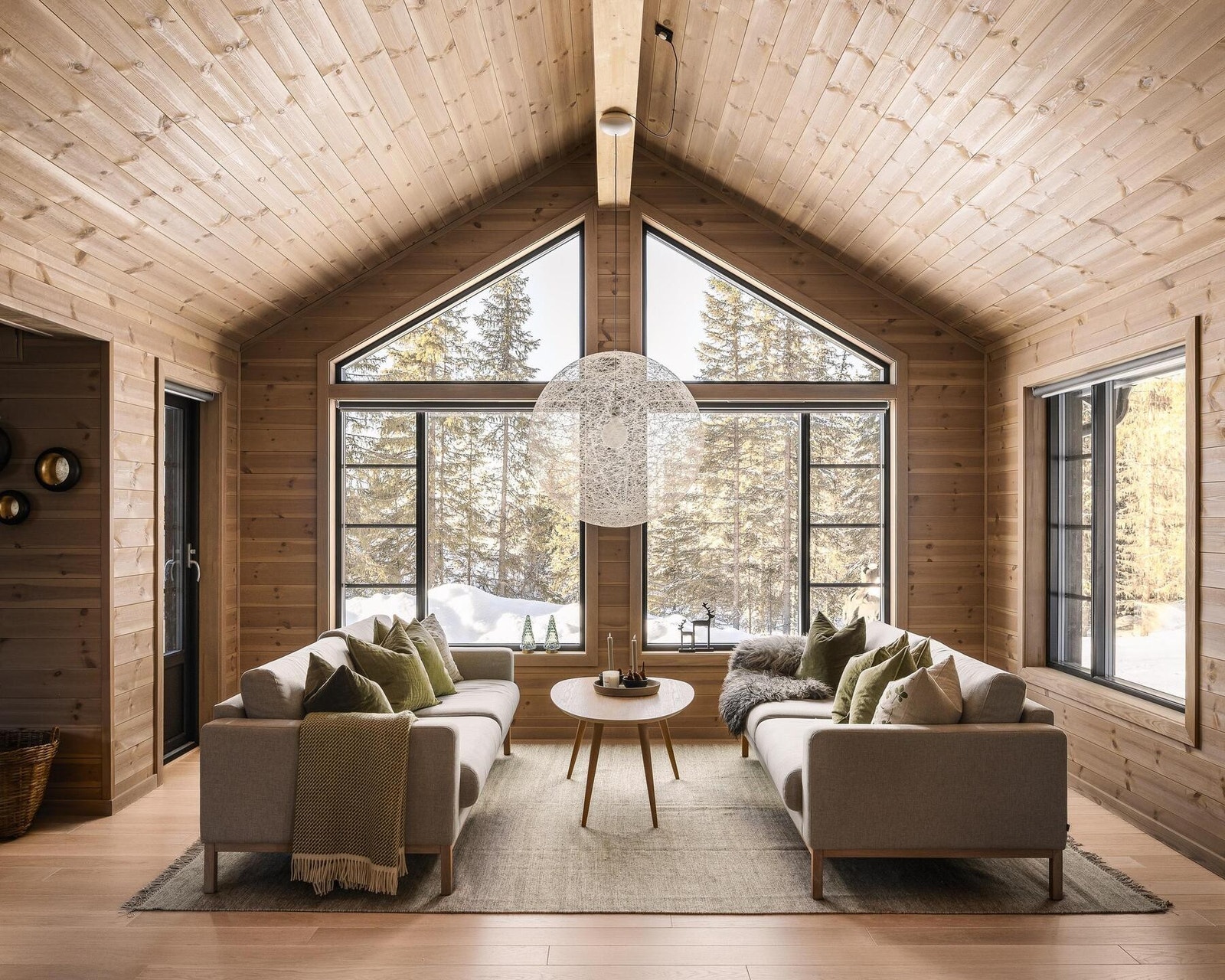 Store vindusflater slipper lyset og naturen inn! Foto fra en oppsatt Storeble panorama Galleribilde