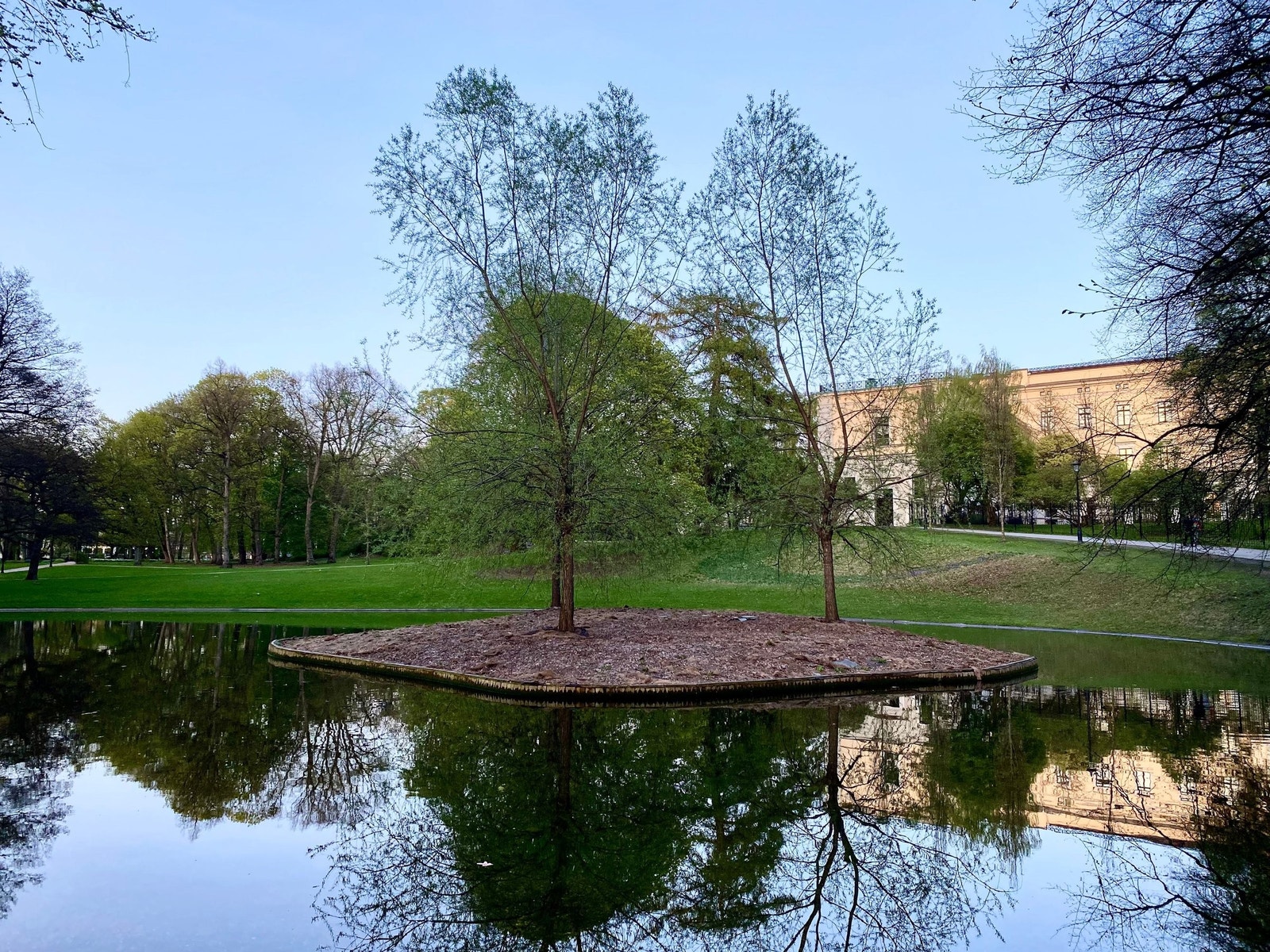 Slottsparken er så å si nærmeste nabo. Her i skumringstimen - perfekt for en rolig kveldstur. Galleribilde