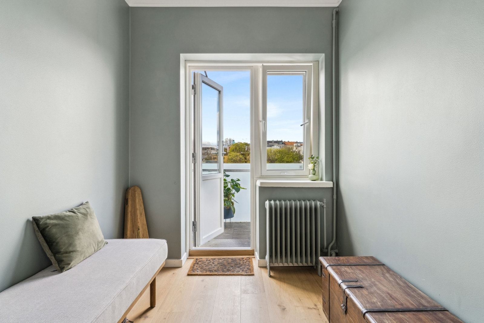 Soverom 2 - i dempet soft teal. Perfekt som hjemmekontor, gjeste-/barnerom. Galleribilde