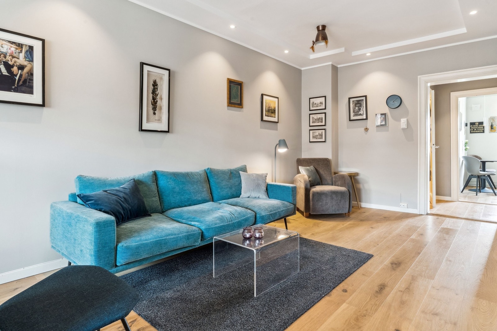 Legg merke til eikeparketten med brede, gode bord samt downlights i himling Galleribilde