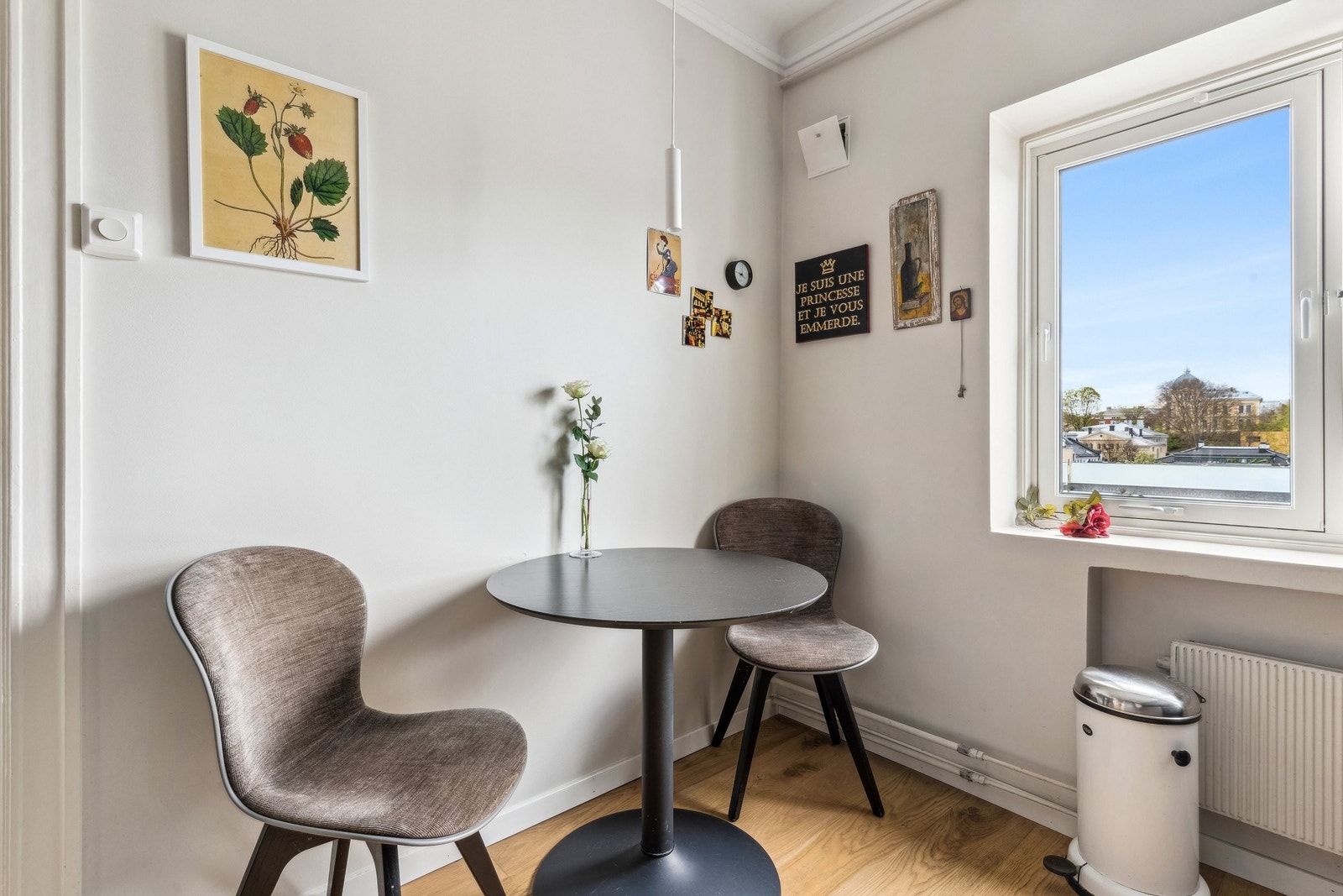 Plass til spisebord på kjøkkenet. Her kan du kose deg med morgenkaffen og følge årstidene som forandrer seg utenfor. Galleribilde