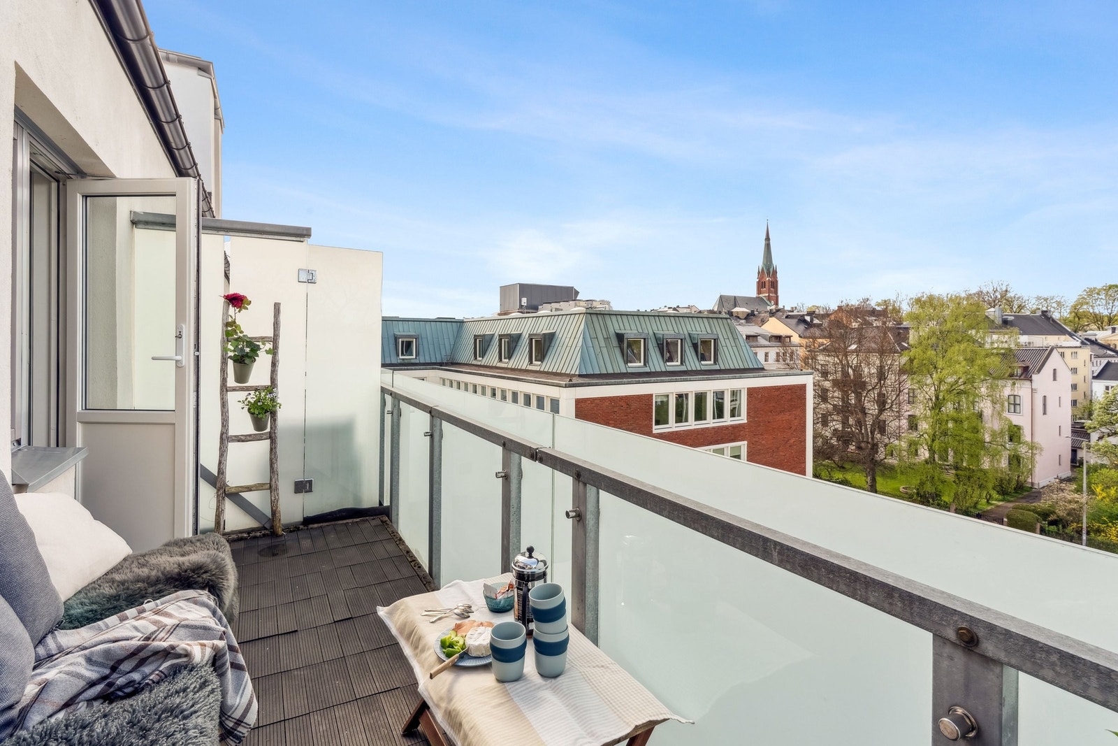 7 kvm balkong til late sommerdager, sol og mange gjester Galleribilde