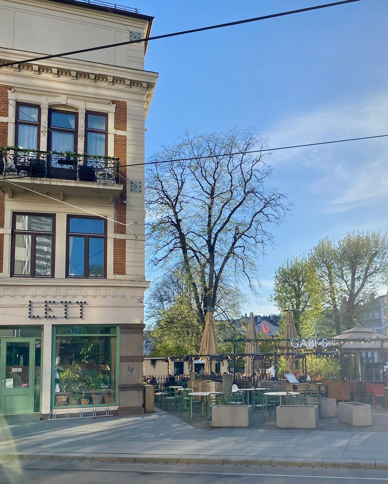 Mange gode spisesteder i området, blant annet fransk nabolagsbistro med nydelig mat og uteservering (som ikke høres). Galleribilde