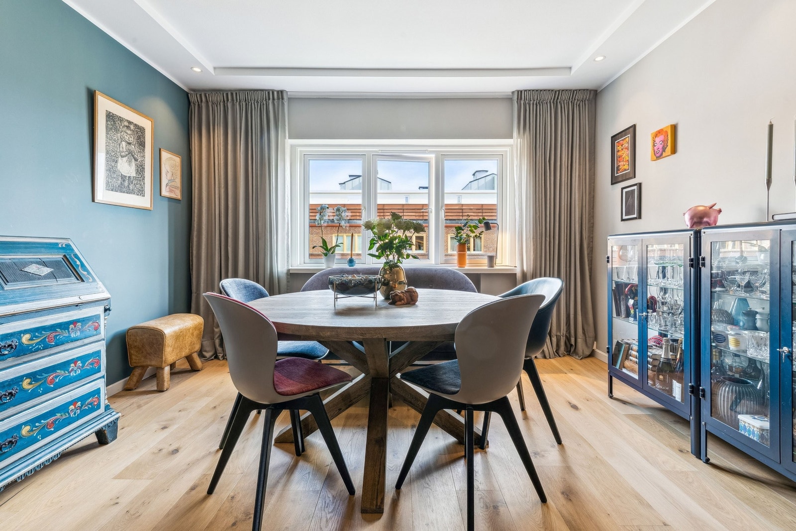 God plass i stuen til festlige lag med venner og familie Galleribilde