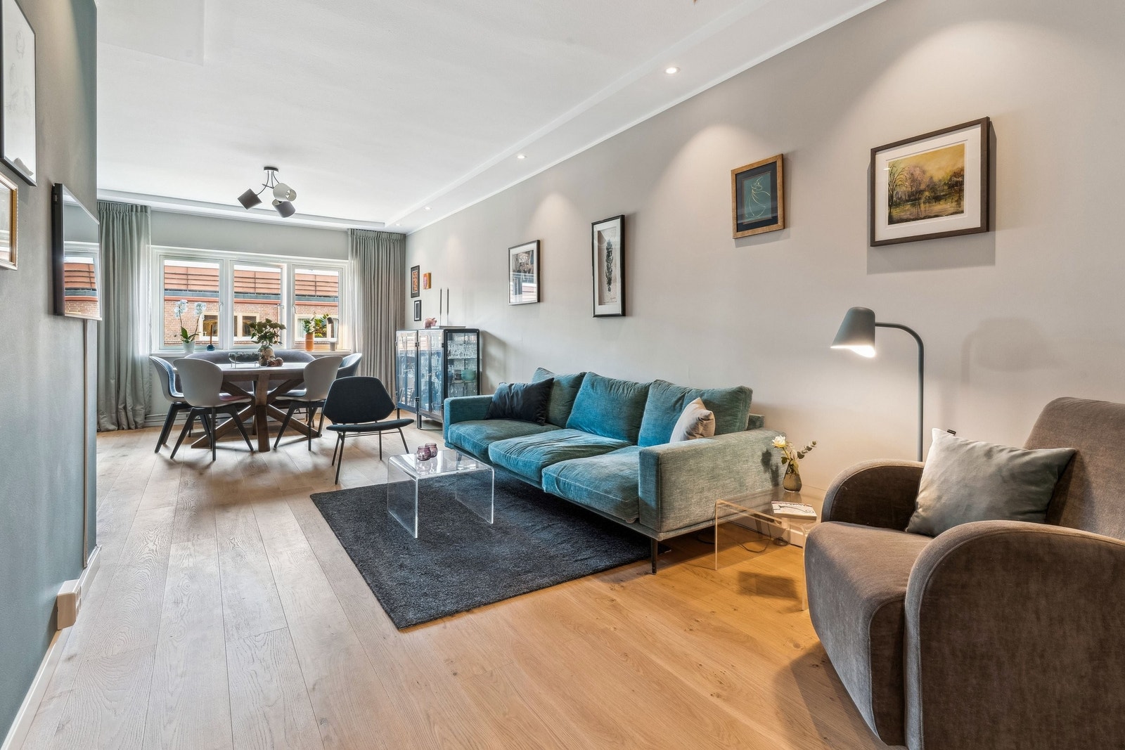 Stor og innbydende stue med plass til langbord og sittegruppe Galleribilde