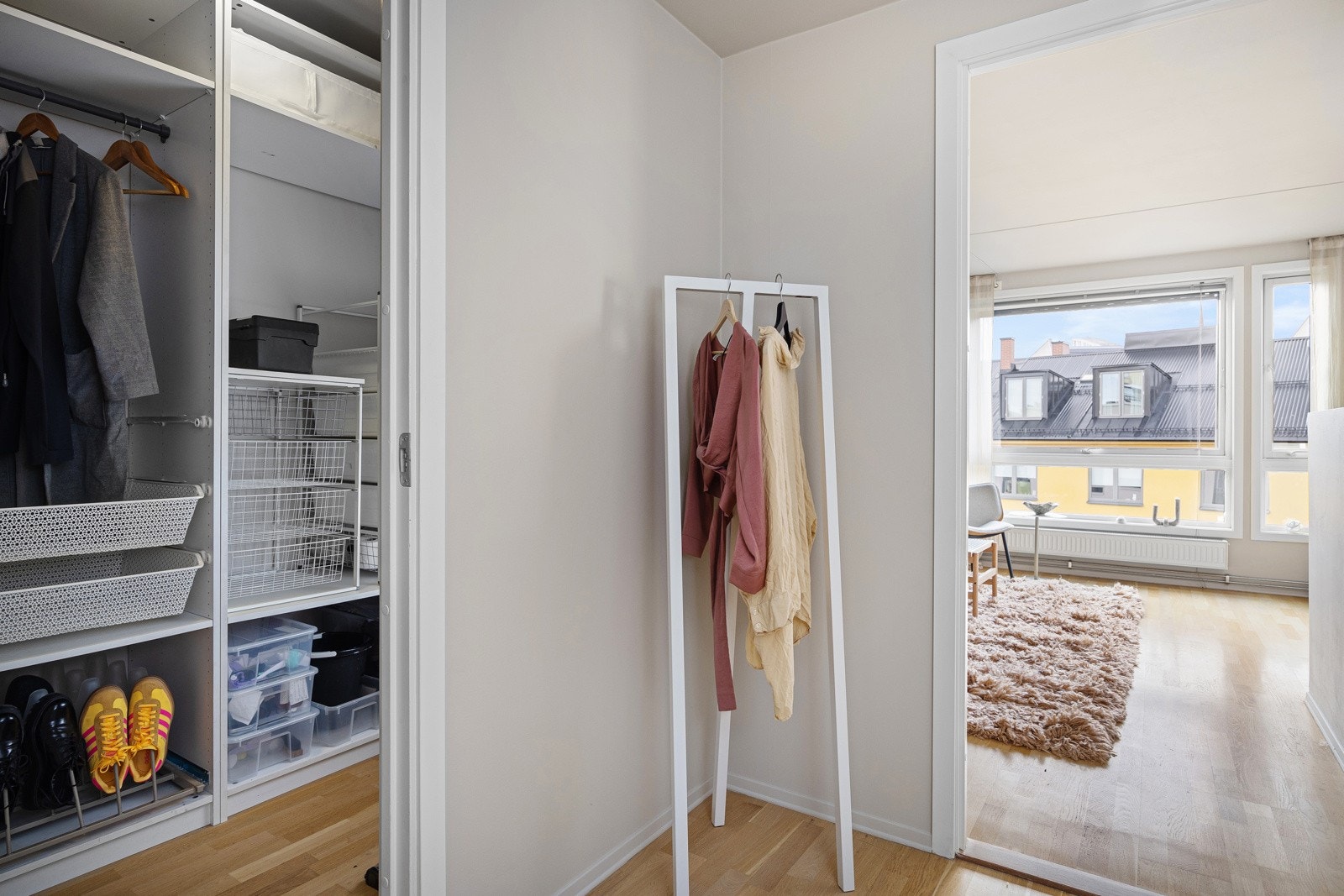 - Entrè med direkte adkomst til omkledningsrom/walk-in-closet - Galleribilde