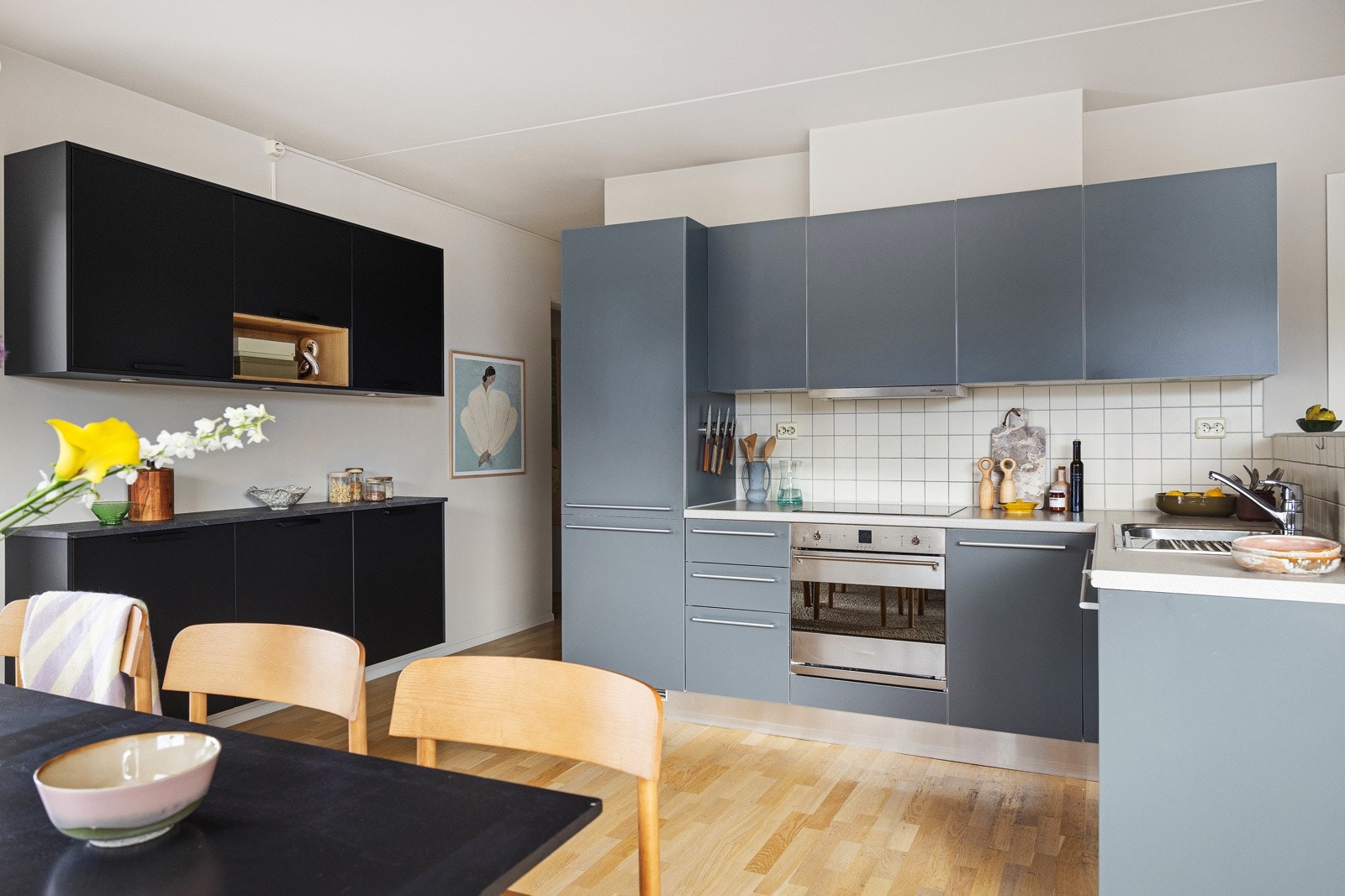 - Pen, moderne innredning med glatte fronter og god skap- og benkeplass - Galleribilde