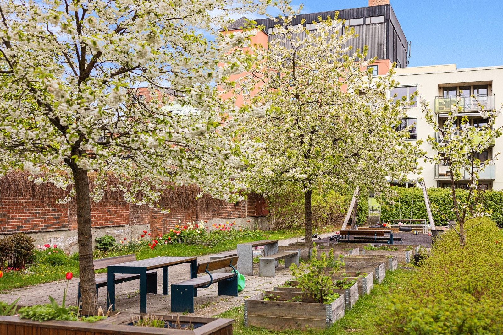 - Plantekasser og flere sittegrupper for beboerne - Galleribilde