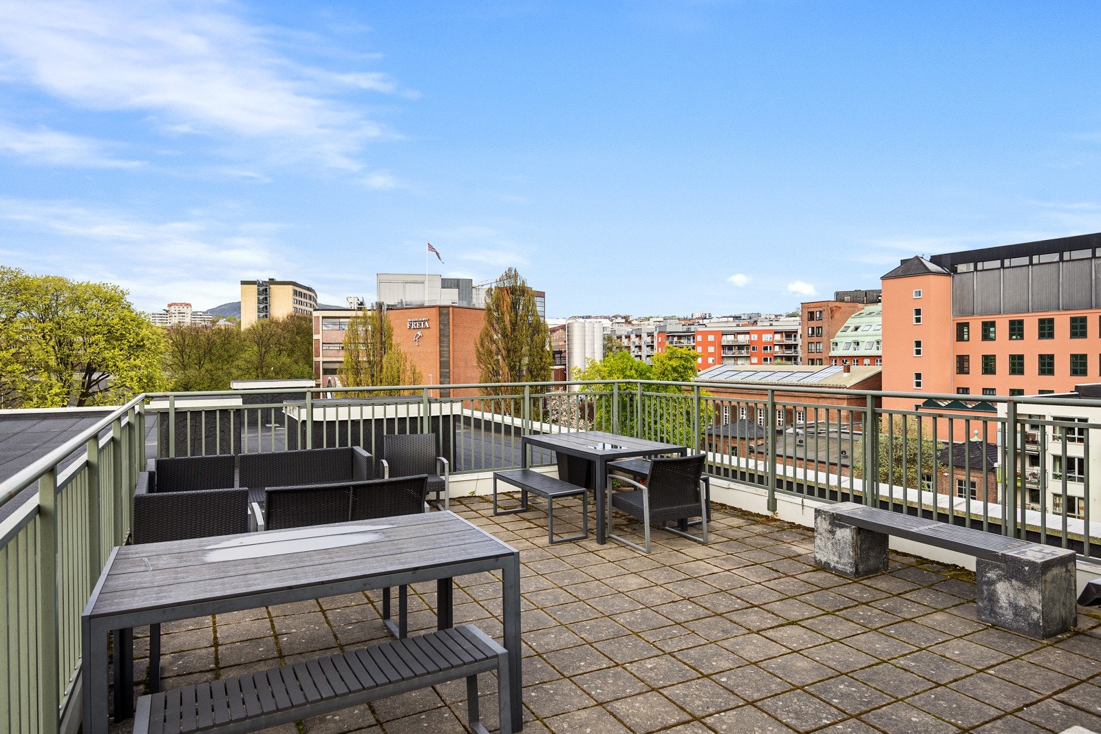 - Enkel adkomst til stor, felles takterrasse med sol fra morgen til kveld - Galleribilde