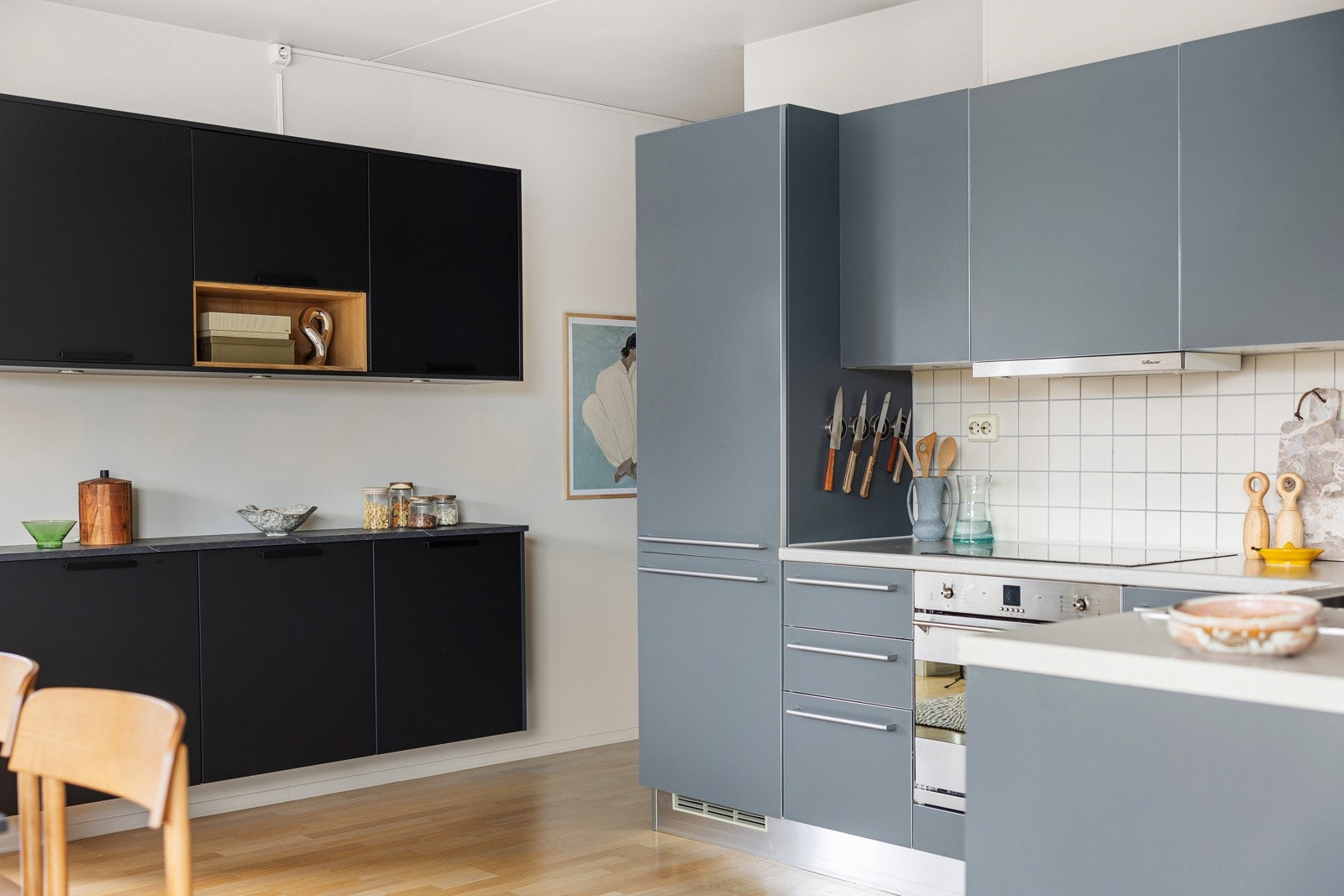 - Ventilator koblet til mekanisk avtrekk som drar stekeos ut av leiligheten - Galleribilde