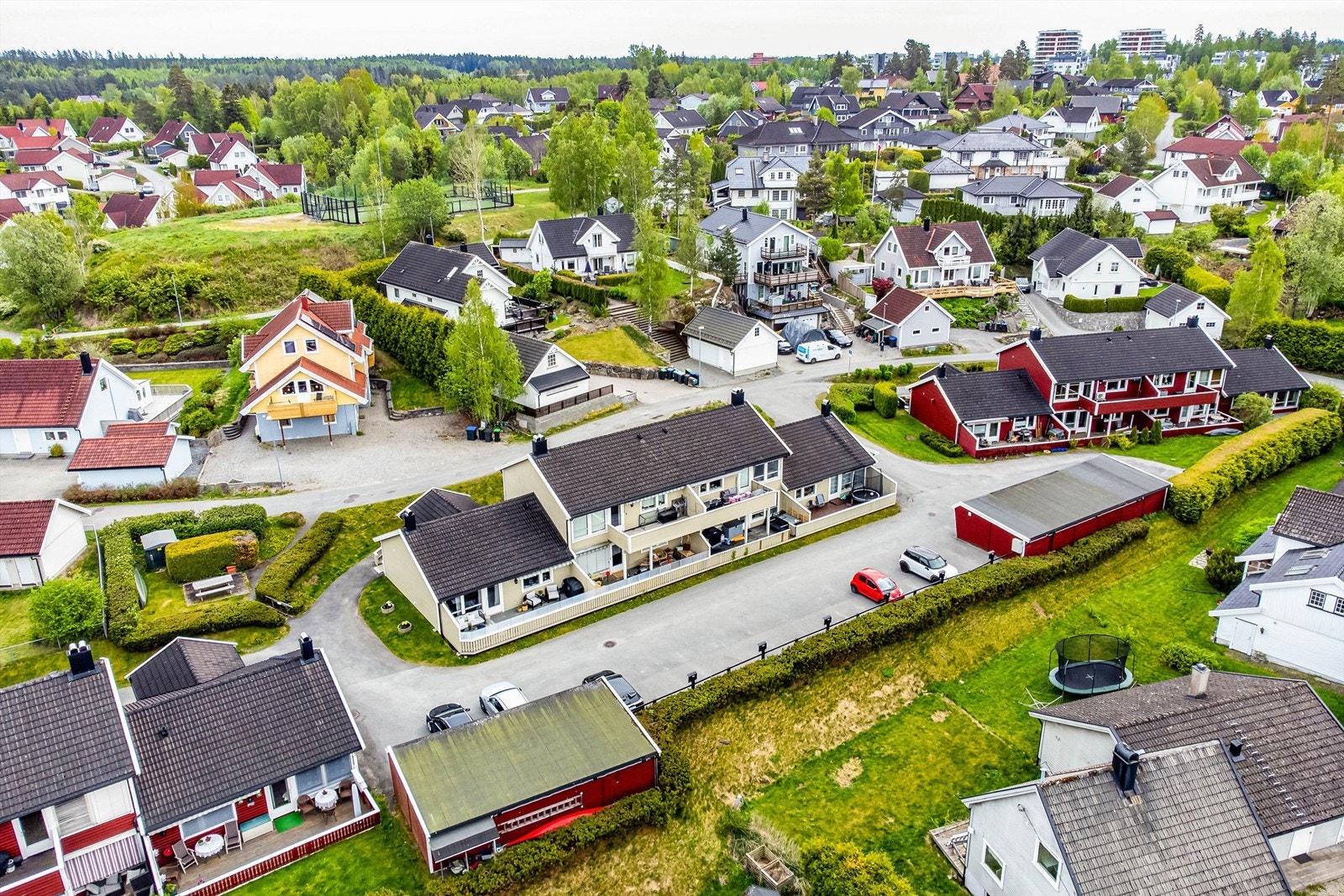 Leiligheten er én av totalt 18 boligseksjoner i Bjerkelunden Boligsameie på Sole, sentralt i Vestby. Velkommen til et veldrevet og hyggelig boligsameie. Galleribilde