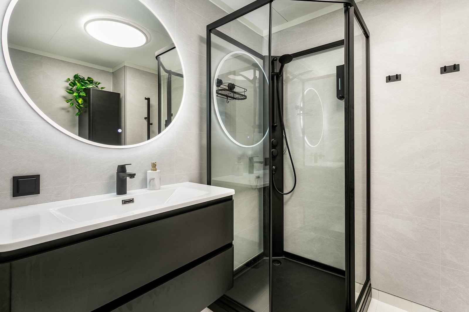 Badet ble også pusset opp i 2023, blant annet med nytt dusjkabinett og nye møbler fra Megaflis. Galleribilde