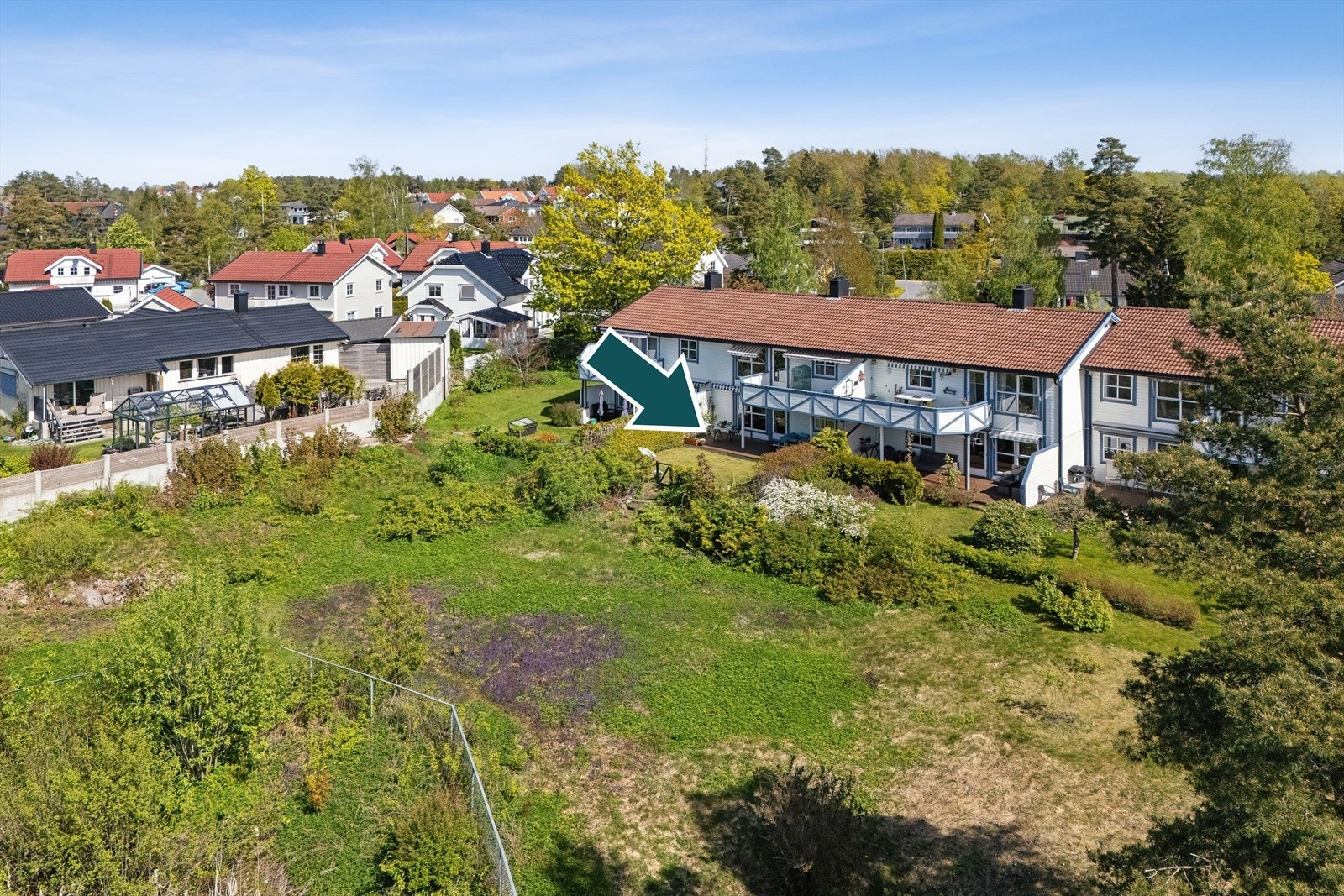 Pent opparbeidet tomt eid av sameiet. Tomten er opparbeidet med felles parkering, gruslagte internveier, plen, prydbusker, hekk og diverse beplantning. Galleribilde