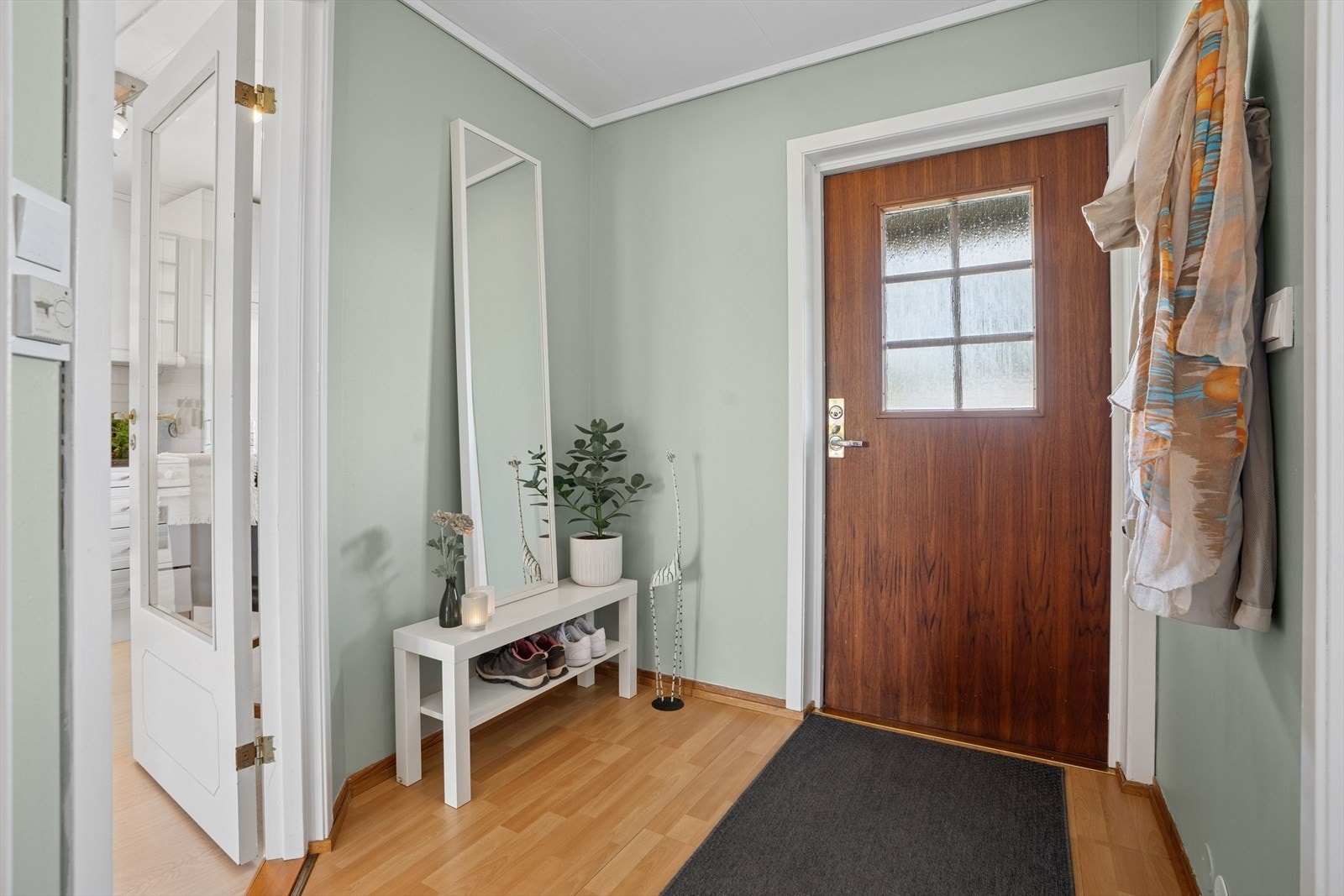 Entréen/gangen har god plass til oppbevaringsløsninger og en sittebenk. Galleribilde