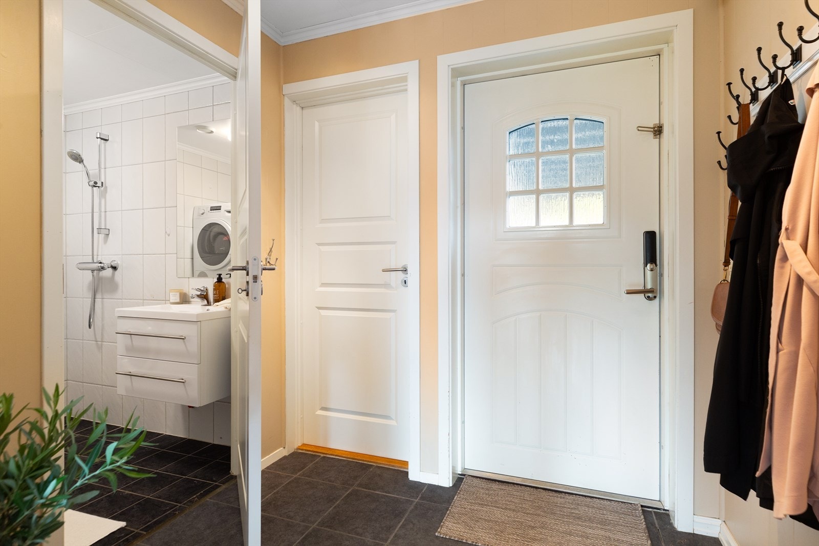 Den ene av boligens to boder har adkomst både fra entréen og fra utsiden. Galleribilde