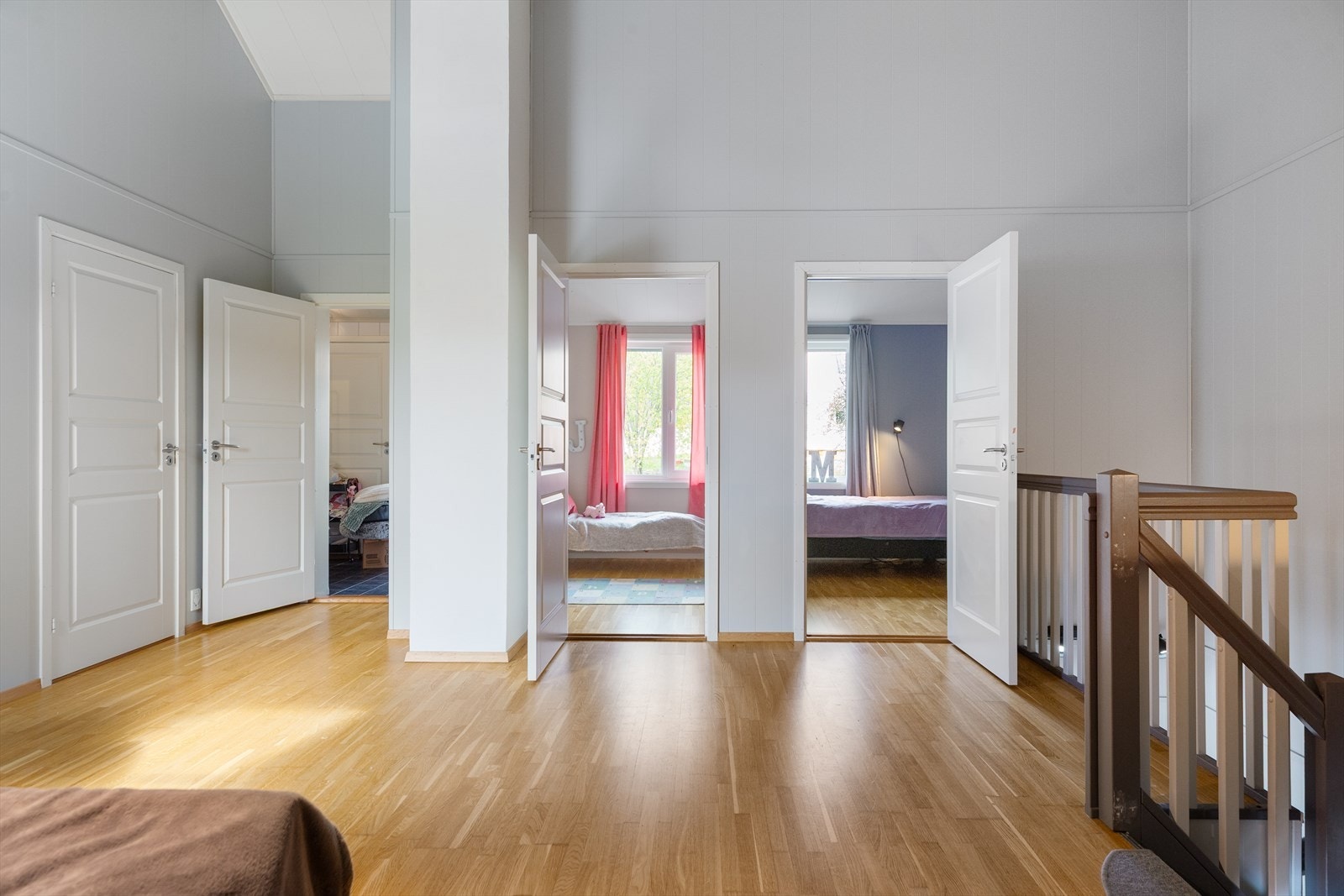 I tillegg til loftstue finnes tre soverom og et av boligens to bad i andre etasjen. Galleribilde