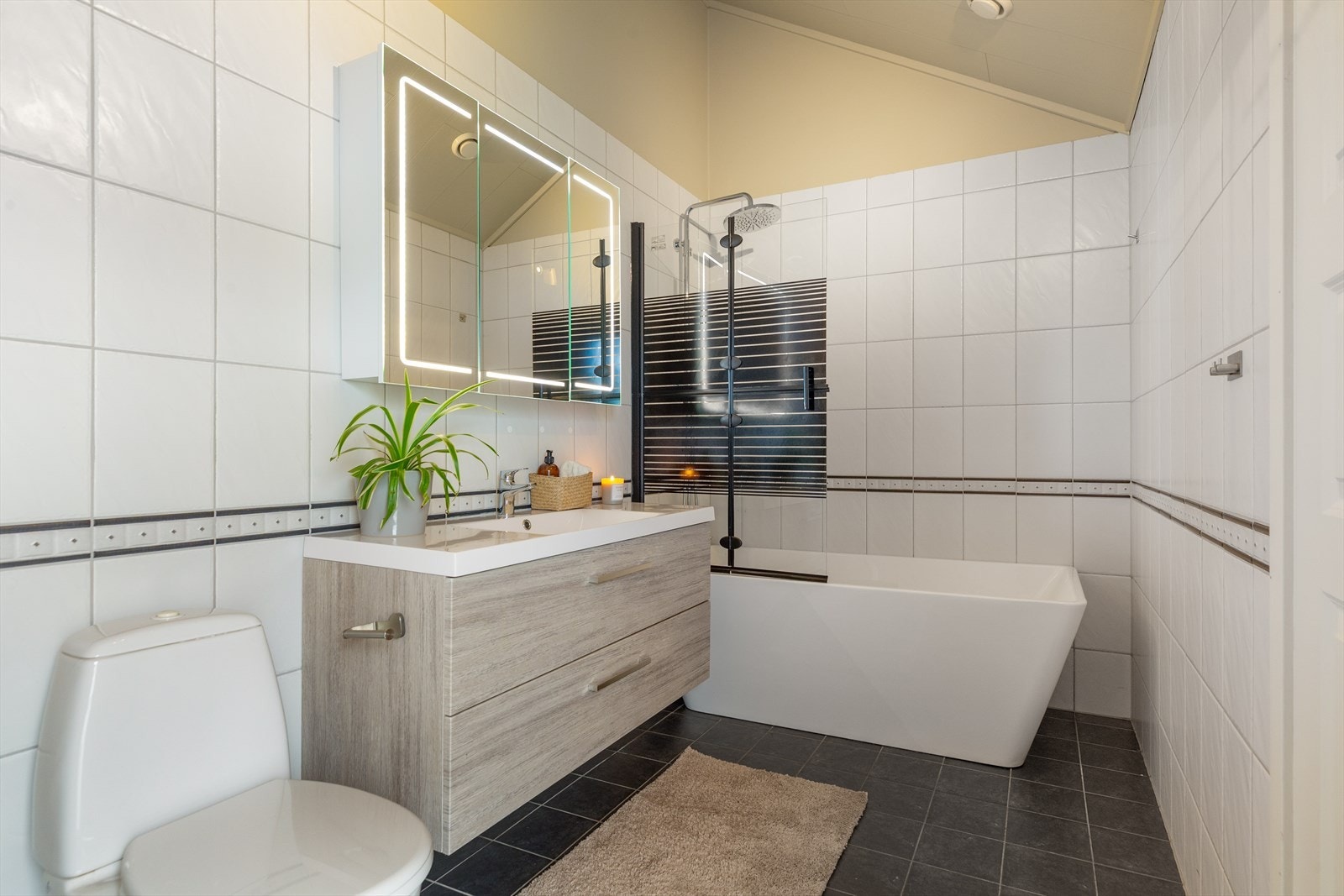 I andre etg. har man et bad med dusjbadekar, lyssatt speilskap, servantskap og toalett. Galleribilde