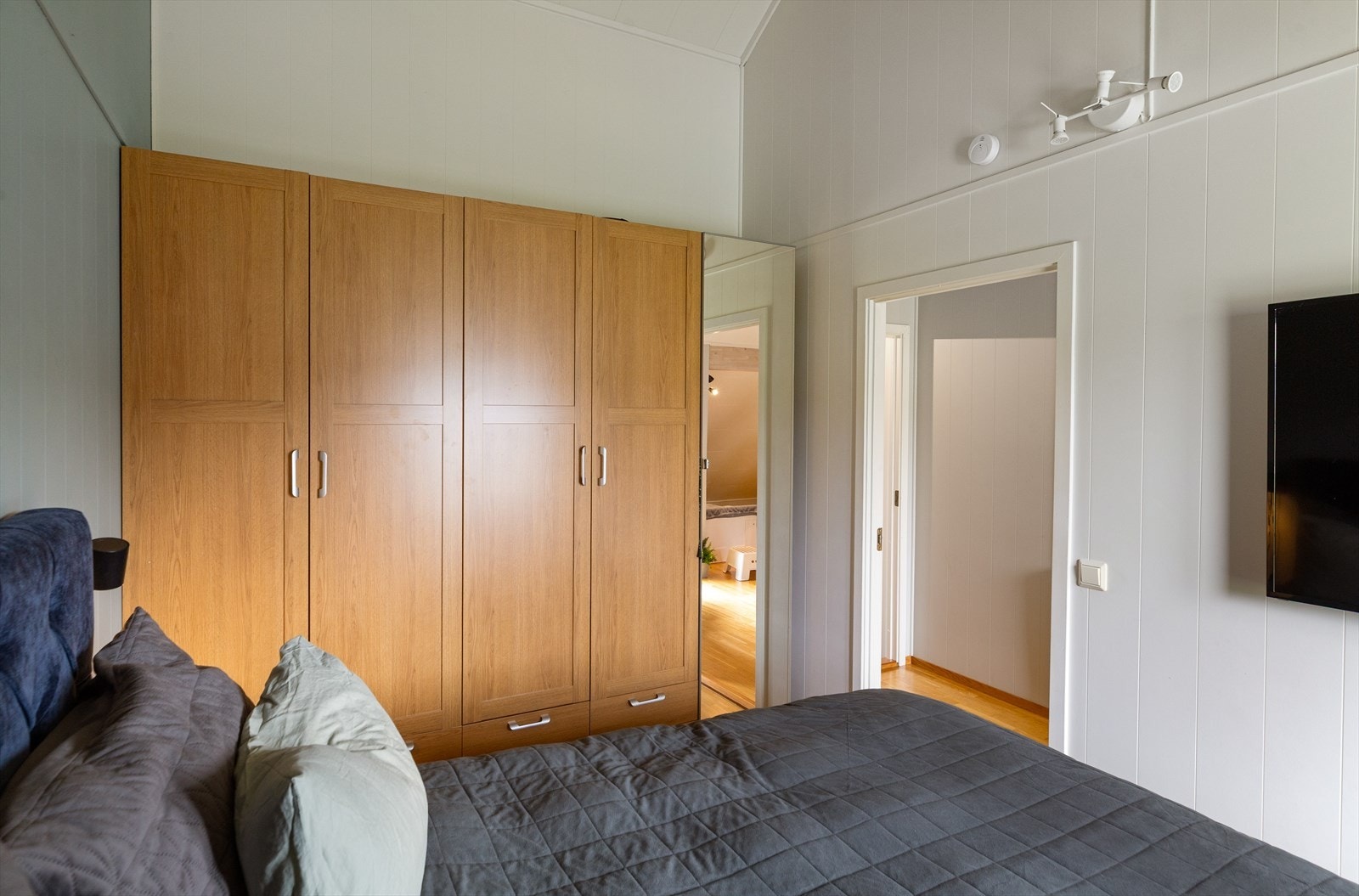 God plass til dobbeltseng og garderobeløsning. Den store takhøyden gir ekstra romfølelse. Galleribilde