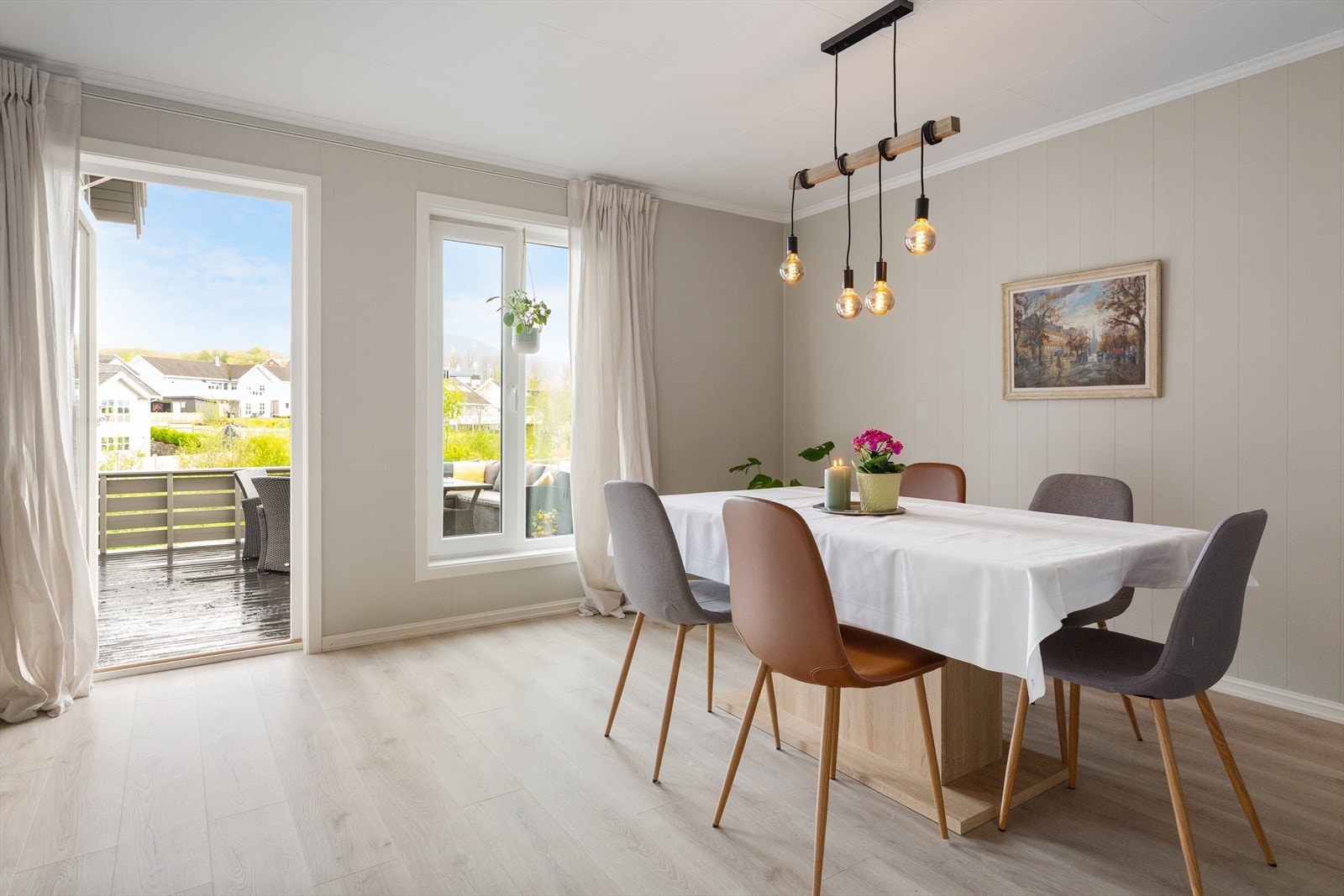 Fra stuen har du direkte utgang til en romslig balkong med gode solforhold. Galleribilde