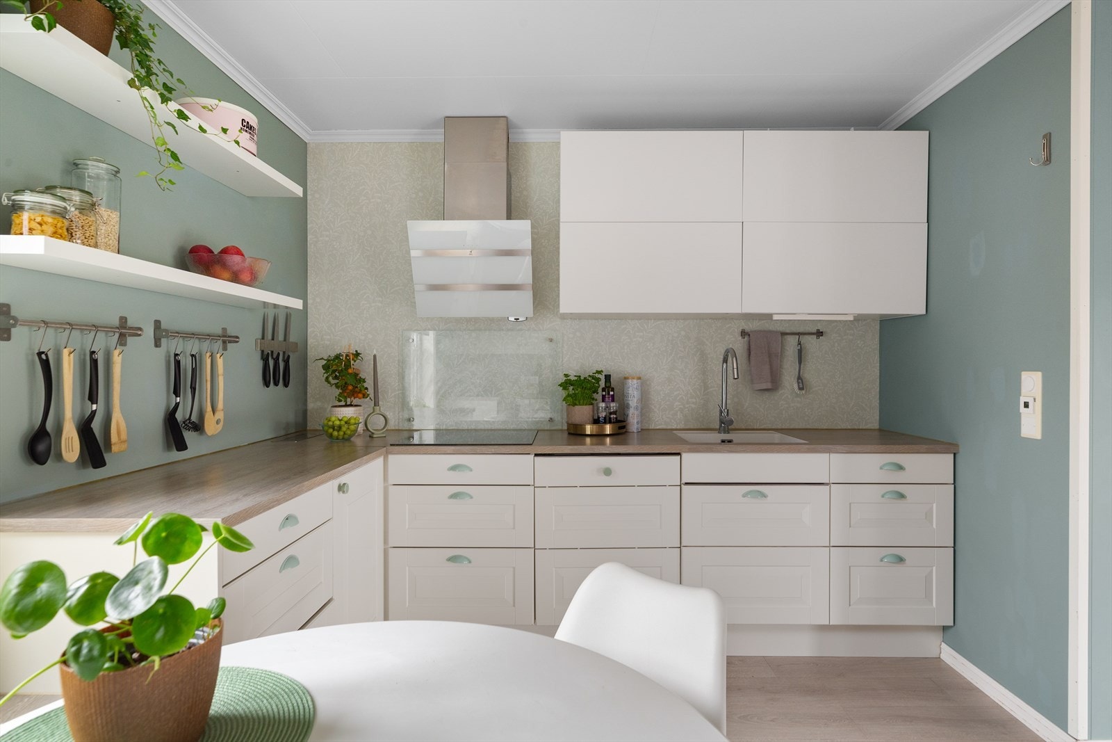 Takstmann har gitt TG1 på kjøkkenet. Det er godt med benk- og skapplass. Galleribilde