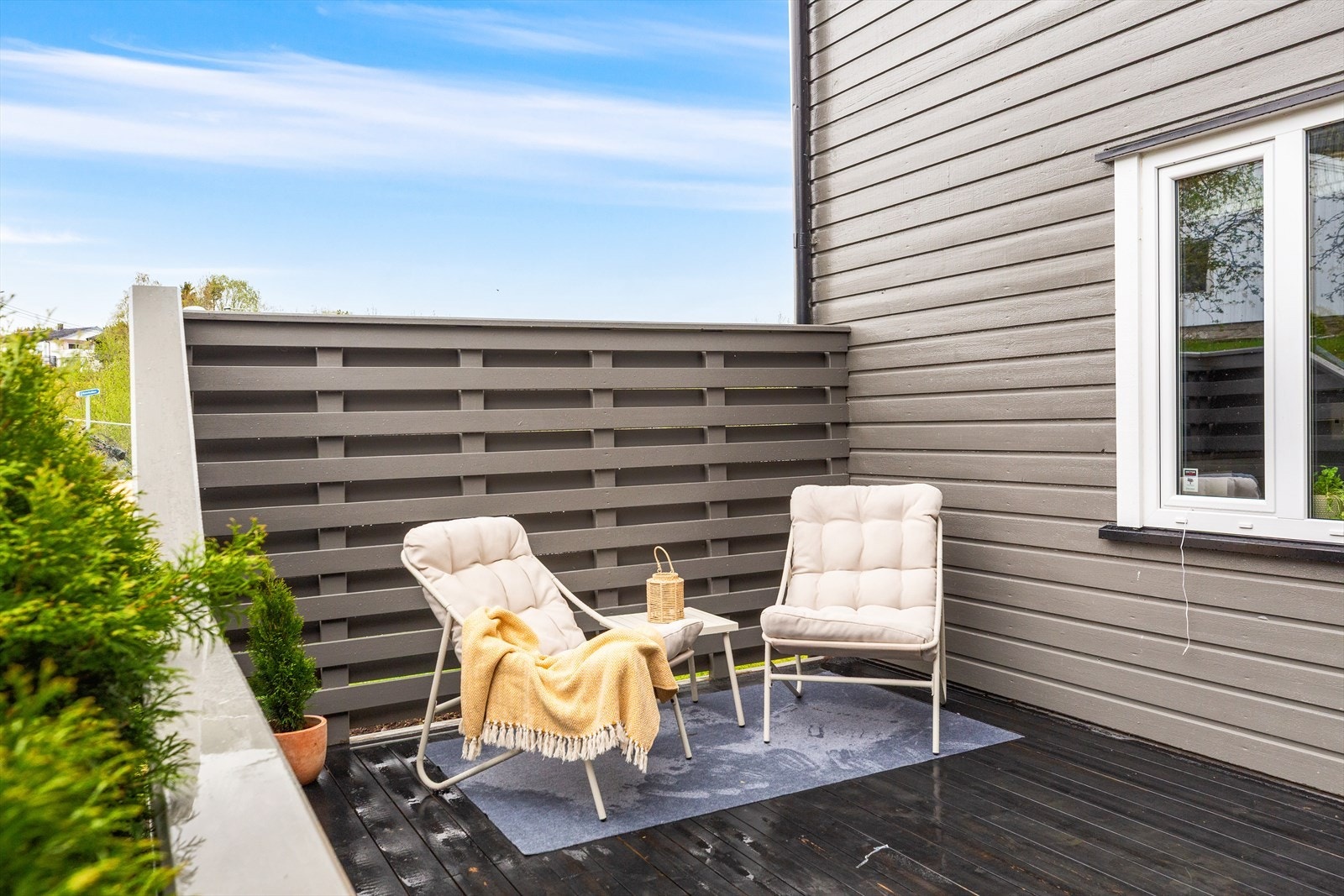 Markterraseen ved inngangspartiet er på ca. 15m². Galleribilde