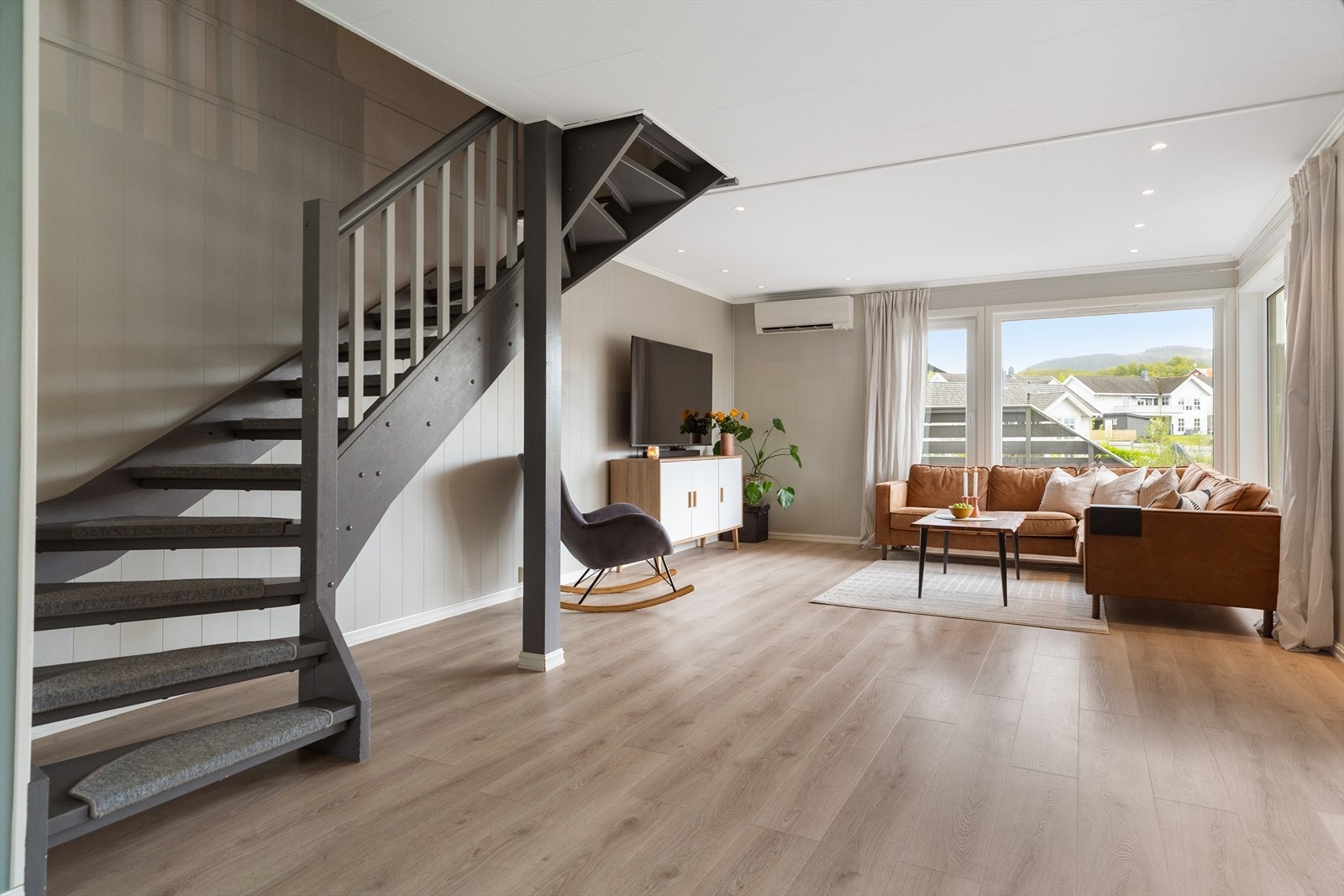 Borettslaget og nabolaget blir beskrevet som svært godt! Det er kort vei til gangvei som tar deg både til Heimdal eller Klett, og videre til Melhus. Galleribilde