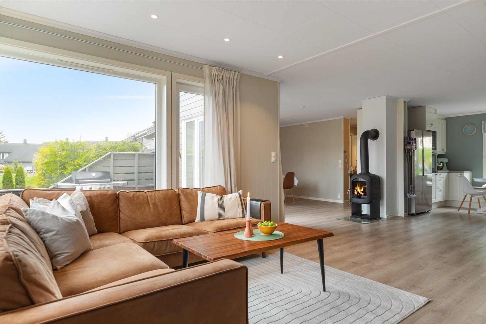 Boligen oppvarmes både med varmepumpe og peis - en lun og energieffektiv oppvarming. Galleribilde