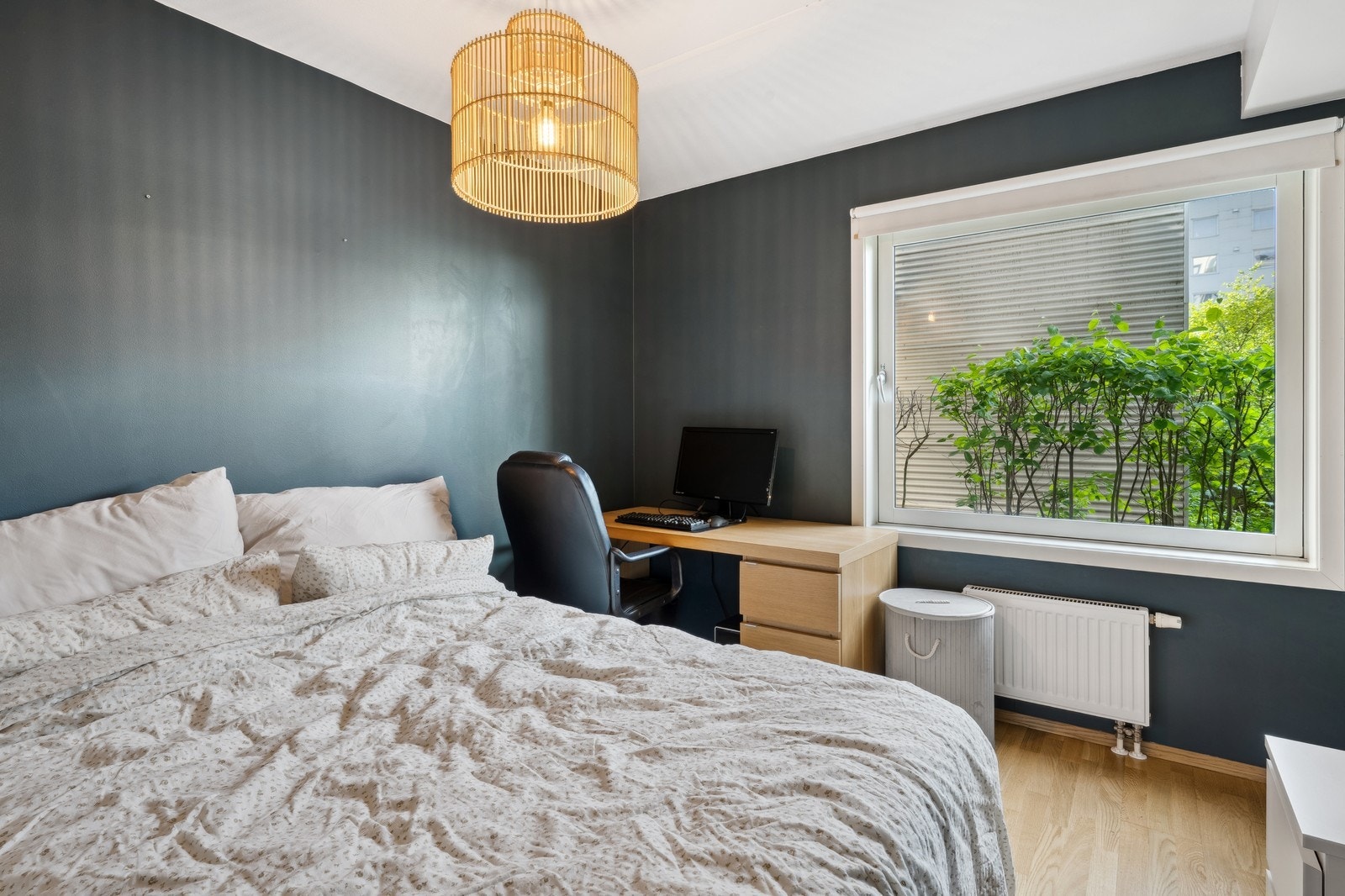 Romslig soverom med plass til dobbeltseng. Galleribilde