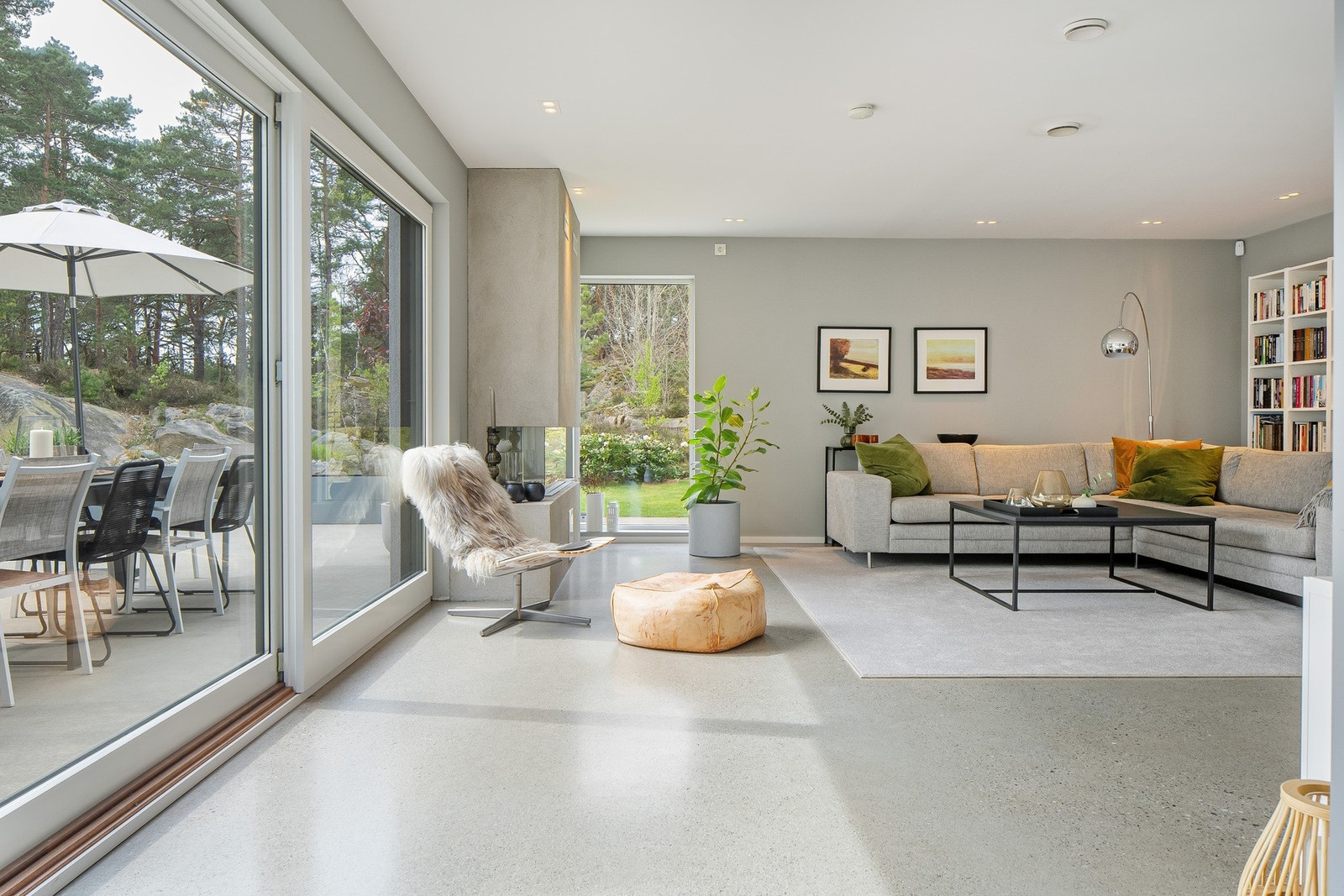 Stuten mot vest. Galleribilde