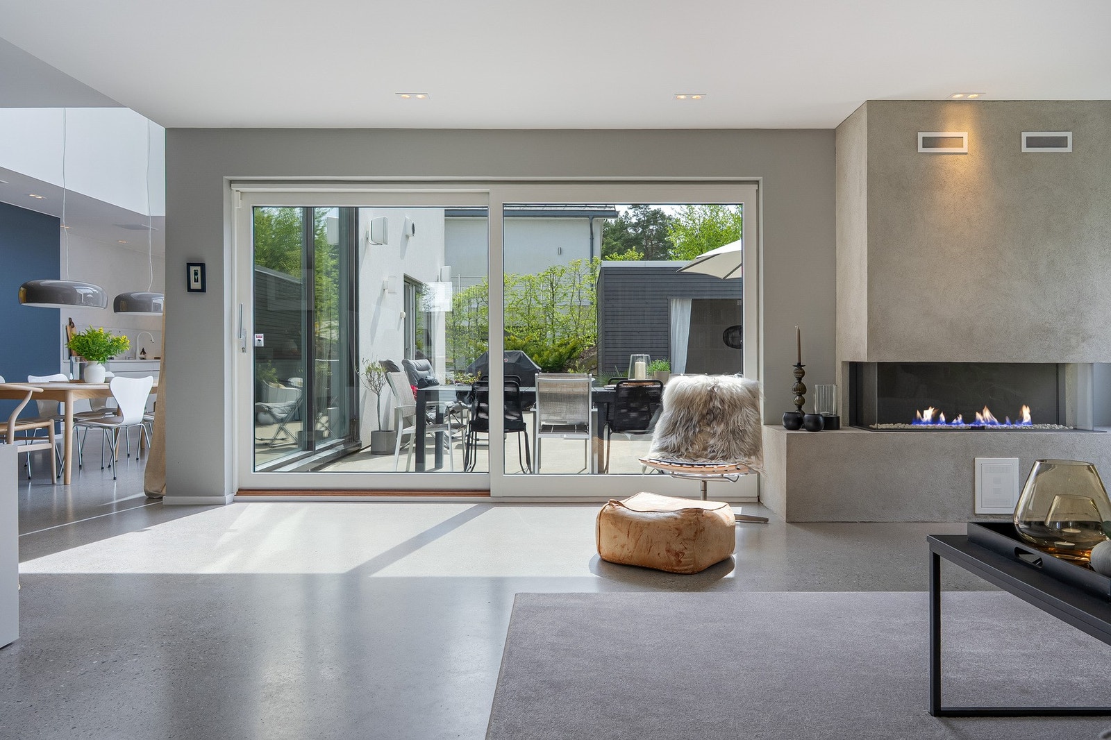 En iøynefallende gasspeis i breddeformat skaper lun og god stemning i stuen. Galleribilde