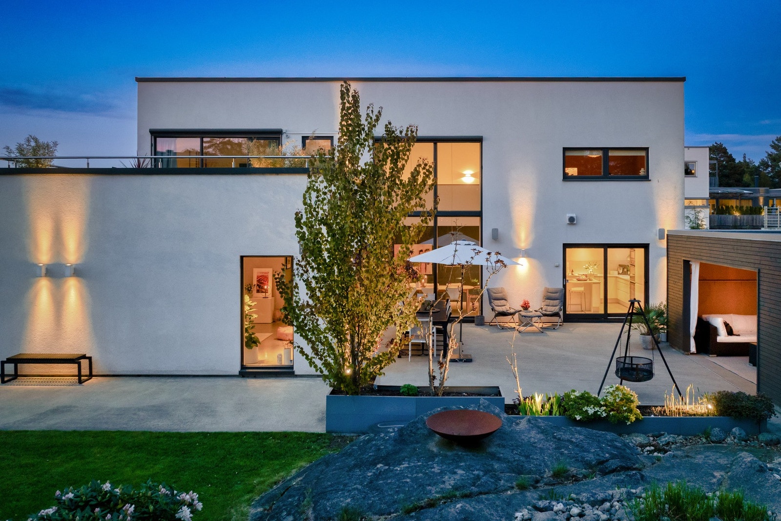 Dette er Muslingsveien 23 - bebyggelsen danner et intimt og stemningsfullt atrium mot vest. Galleribilde