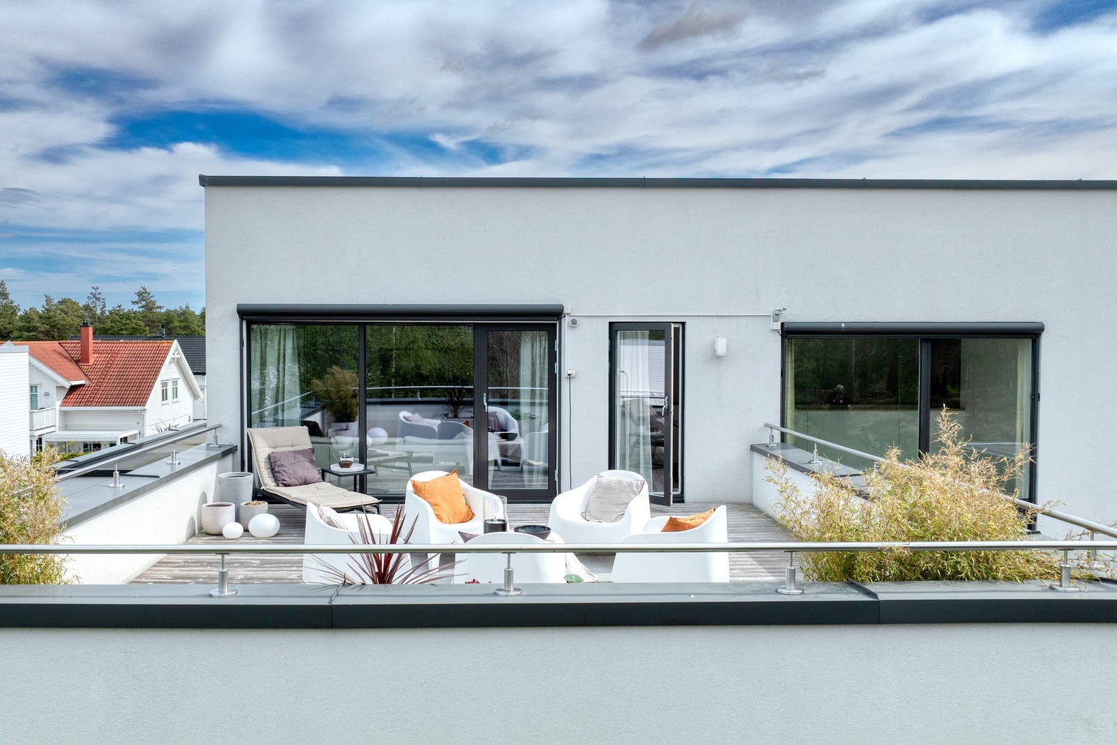 Den store, solrike takterrassen ut fra stuen i andre etasje. Galleribilde