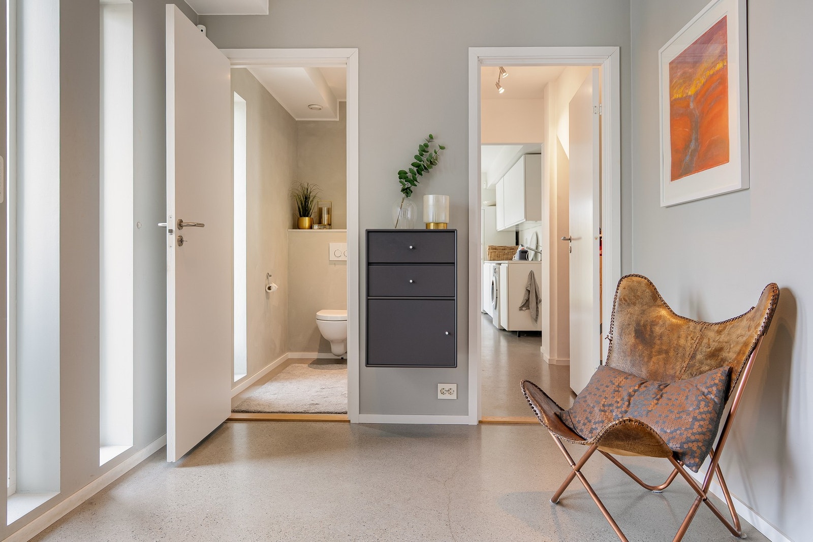 Fra hallen til Wc og et stort vaskerom/teknisk rom med direkte utgang til terreng. Galleribilde