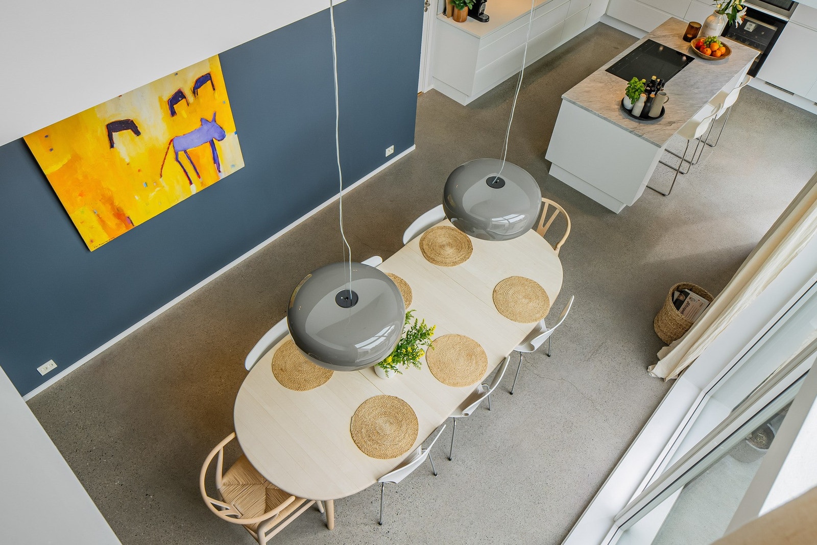 Over kjøkken/ spiseplass er det åpen himling, her fra galleriet i andre etasje. Galleribilde